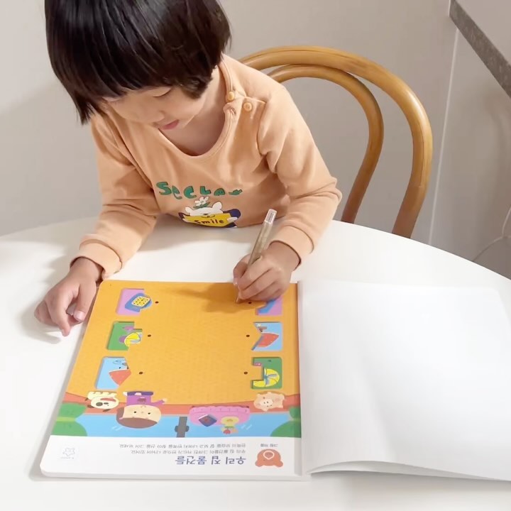 #협찬

아이가 더욱 좋아하는 유아학습지 기탄교육 <놀이야! 공부야!>

이제 5살이라서 엉덩이 붙히고 하루에 한 두장 학습지 루틴을 잡아주고 싶어서 어떤 워크북으로 시작할까 고민하다가 선택한 믿고 추천하는 기탄교육 <놀이야! 공부야!>

한글, 한글쓰기, 수학, 수와셈 등 기본 커리큘럼부터 IQ 두뇌 개발, EQ 놀이 미술, CQ 그리기까지 다양하게 구성되어 있어 아이의 취향에 맞게 선택할 수 있어 좋았어요 

여름내내 바깥에서 뛰어 놀다가 오랜만에 앉아서 다시 시작하는 학습지 루틴을 재밌게 하기 위해 IQ 두뇌 개발로 선택했는데 처음에는 하기 싫어하더니 막상 해보니까 재밌다고 한 장 더 한 장 더 하더라구요 

선 잇기부터 스티커 붙히기, 퍼즐 등 다양하게 구성되어 있어 지루하지 않게 즐길 수 있으며 한 장 풀 때마다 칭찬 스티커를 붙힐 수 있어 성취감도 더해줄 수 있어 재밌게 풀 수 있는 워크북 추천해요

#기탄교육 #오무나 #빵가게 #엄마표교재 #기탄학습지 #학습지추천 #유아학습지 #초등학습지 #기초학습지 #놀이야공부야 #학습의기초탄탄 #단계별학습지 #워크시트무료나눔 #엄마표홈스쿨