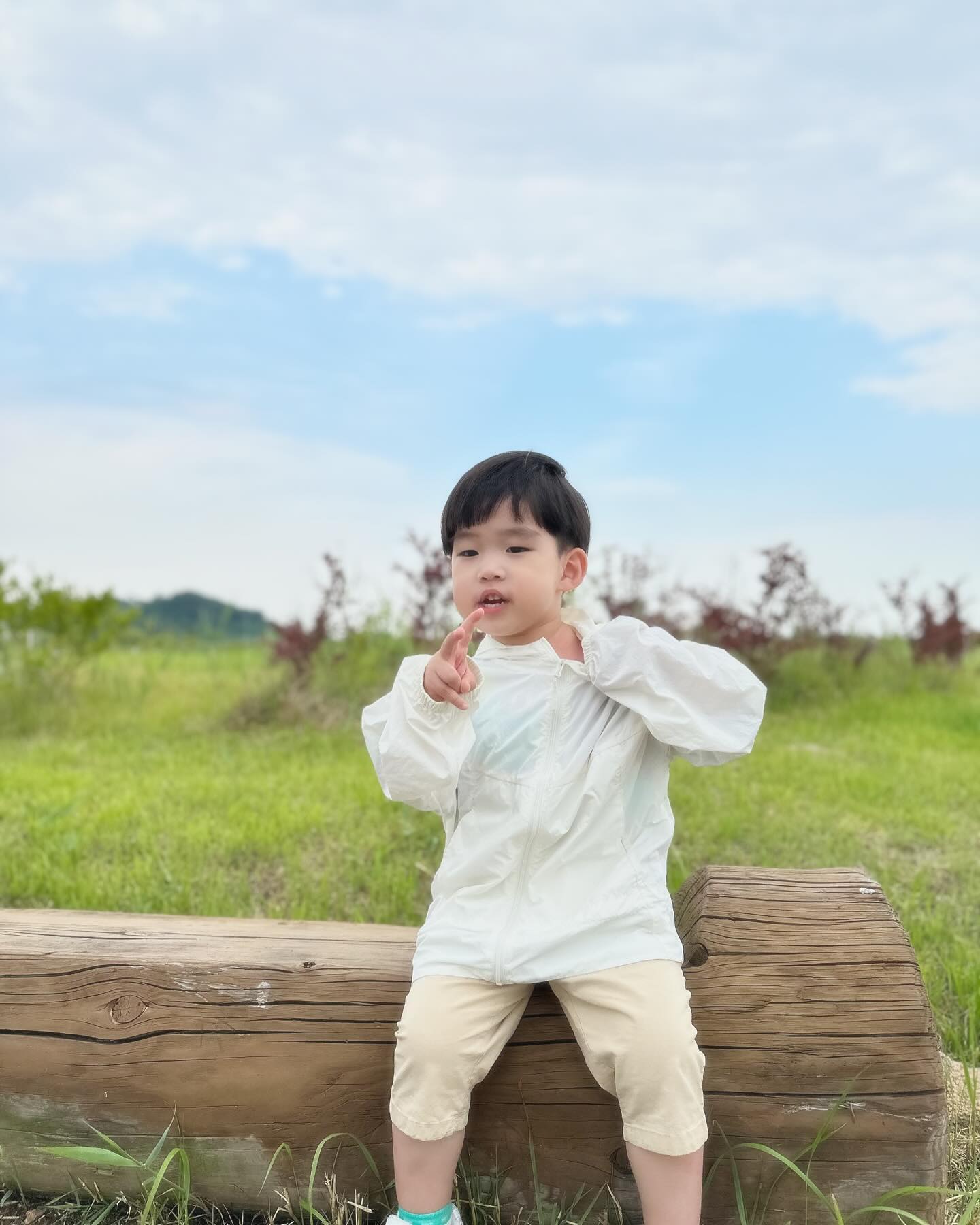 #평일당일치기 #육아메이트 #육아일기

얼집을 일찍 대리고 나올때마다 분명히 힘들걸 알면서도 이걸 포기를 할 수가 없는이유는 

열두시에 얼집 문앞에서 마주친 너의 미래를 알고있는 표정과... 
원장선생님께 얼집에 가자마자 자랑했다던 너의 행복해하는 모습을 엄만 자기전까지도 뿌듯하고 사진을 다시보면서도 즐거워 

같이 평일얼집땡땡이를 해줄수있는 육아메이트가 존재함이 너무나도 행복하고 아이들이 같이 처음부터끝까지 웃음을잃지않아줌이 너무나도 감사해 
(중간중간 찡찡댐은 내머리속의 지우개로)

그와중에 갯벌체험을하려다가 급 물고기를 잡고싶어해서 (오늘따라 수영복으로 입혀가는게어때라고 했던 주화의 선구안 진짜 ...👍) 편의점 급하게달려가서 잠자리채를 구매해오니 저렇게 행복해할수가없고...ㅋㅋㅋㅋㅋㅋ
(아 만약에 하나개가서 물고기잡고 노실분은 쿠팡같은데서 물고기 뜰채같은거 사가세요 .... 편의점 가격 리얼사악)- 애들용 해루질뜰채같은거 추천))

동네는 너무더워서 진짜 가서 타죽는거 아닌가 걱정하기무섭게 도착하니까 바람 솔솔불고 시원하고 물튀기고뛰어다니니 춥기까지 해서 진짜 ㅋㅋㅋㅋㅋㅋㅋㅋ

한동안 갯벌체험은이제 접고 물고기잡이겸 물놀이체험으로 변ㄱ....

입구쪽 물에서 거의 두시간을넘게놀고나니 벌써 다섯시가넘어가서 급하게씻구 나와서 그다음코스 비행기보러 이동ㅋㅋㅋㅋㅋ
하늘정원 진짜 비행기좋아하는애들 강추... 
세상 와.. 피곤해하던애가 무슨 갑자기 에너자이저가되더니 비행기잡으러뛰어다니고 ㅋㅋㅋㅋㅋ
이제 돌아가자고하니까 안기면서 엄마 오늘 너무 좋다고...❤️❤️❤️
휴 이러니 엄마가 포기를못해 ㅋㅋㅋㅋㅋ❤️❤️

오늘도 재밋었다...❤️🩵🧡🩷 (또언제갈까? ㅋㅋㅋㅋㅋㅋㅋㅋㅋㅋㅋㅋㅋㅋㅋㅋㅋ)

#하나개해수욕장 #하늘공원 #육아스타그램
