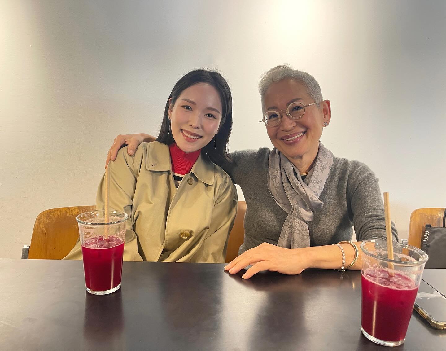 설날 (음)1.1에 올려보는 소중한 사진🌻
드러내지 않아도 모든 순간이 빛나던 논나
자연스럽고 다정했던 눈빛이 잊혀지지가 않고, 대화를 하던 모든 순간이 꿈만 같았다🥹 언제 제가 오프더레코드의 밀라논나 과거 연애사를 들어보겠습니까.... (젊은이를 위한 재미있는 스토리 감사합니다) 그리고 정말 스타일이 좋으셨다. 빈티지하면서 세련된 멋이란. 자신만의 철학이 뚜렷하게 있으신, 내공이 꽉찬 진정한 패션인이시다.

남 것을 흉내 내지 않고 온전히 내 것 그대로! 논나께서 말씀하신 것처럼 2024년이라는 깨끗한 다음 페이지에 씩씩하고 활기차게 새 이야기를 써내려갈 것을 다짐해 봅니다! 기대되는 2024년 모두 모두 새해 복 많이 받으세요🤍 

-넘 행복해서 이 날 만큼은 입덧이 날아가 버린 아미치(Amici) 이뚜디-
