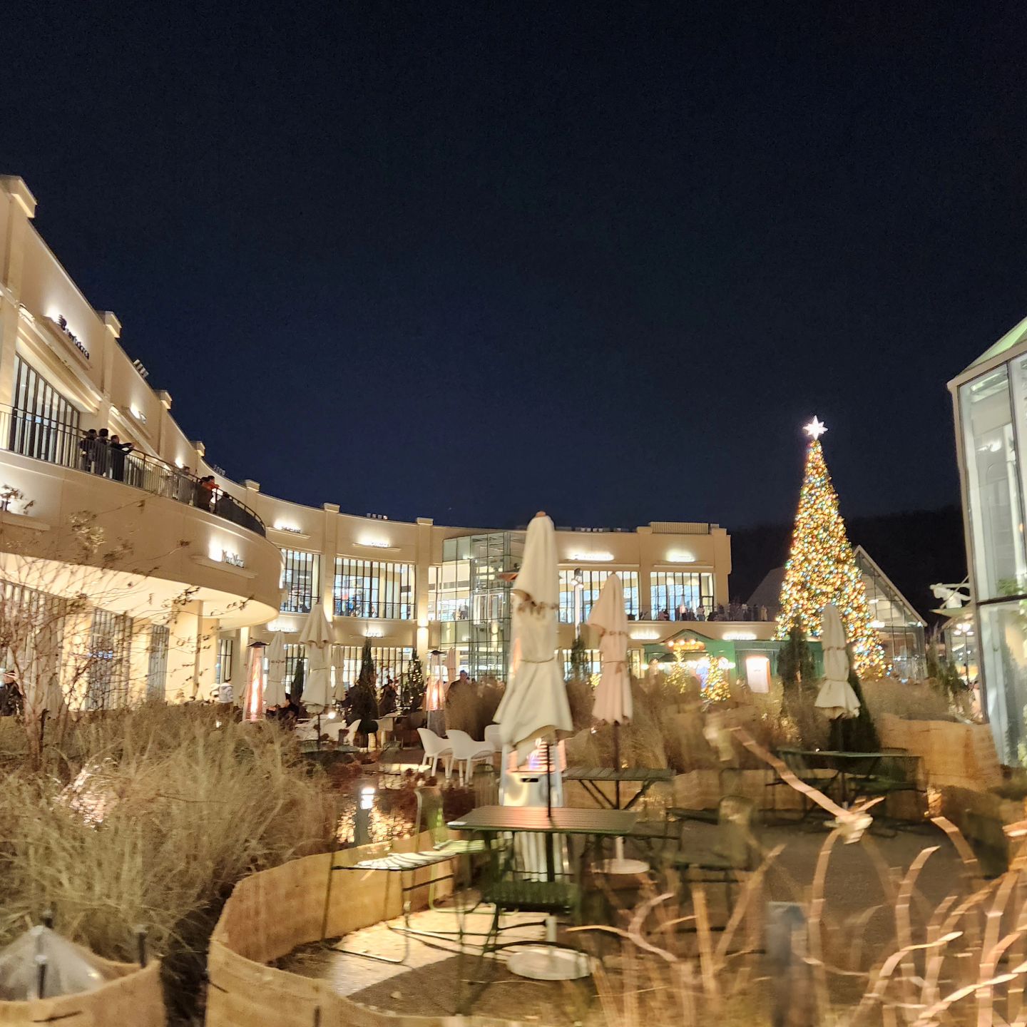 #크리스마스 #의왕타임빌라스 

아울렛서 쇼핑도하면서 반짝반짝거리는 트리로
크리스마스 느낌도 내면서 1석2조🎄❤️