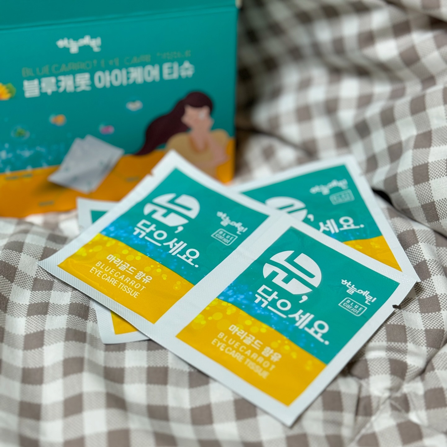 #협찬 요즘 눈이 너무 피로한데 눈 건강, 활성산소에 도움을 주는 #하늘예린 #블루캐롯아이케어티슈 사용해봄!

아이케어 티슈는 정말 신선했는데
눈 건강, 보습 및 진정에 도움을 주고
눈가 분비물과 각질 제거 등에 탁월하다고👀👍🏻

보기엔 물티슈처럼 생겼는데 크기도 크고 촉촉해서
눈가를 슥 닦아주면 확실히 시원한 기분이다😮
엠보싱 재질의 무자극 제품이라 청량감 업업
.
.
.
#눈닦는티슈 #캐시리뷰 #캐시리뷰체험단 #뷰스타그램 #뷰티스타그램 #눈티슈 #눈피로 #맞팔 #선팔 #좋반 #코덕 #꿀템