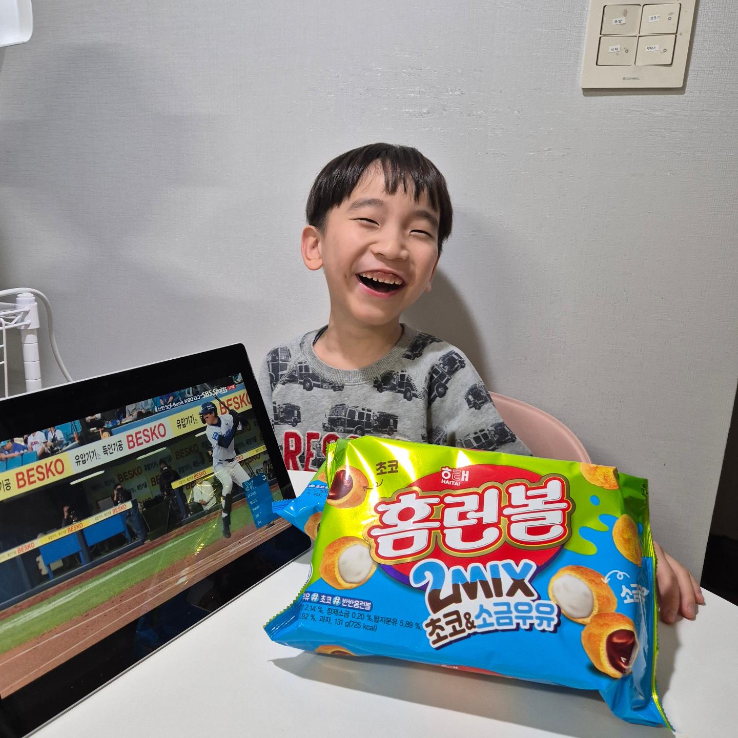 #협찬

한입에 쏙~넣어 먹는 홈런볼!!!
마트 갈때마다 꼭 사오는 우리아이 최애과자인데요
이번에 #신상홈런볼 출시 소식에 만나봤어요

기존 홈런본보다 훨씬 커진 대용량 사이즈라 대만족~
한봉지로는 아쉬웠는데 온가족이 먹기에 넉넉해요

홈런볼 2MIX제품으로
초코, 소금우유 두가지맛을 동시에 맛볼수 있는
#반반홈런볼 아이간식으로 딱인데요

달콤한 초코홈런볼 외에 새롭게 출시되는 
담백하면서 짭짭한 맛의 소금우유 홈런볼까지
단짠단짠 더 맛있게 즐길수 있어요

야구시즌이 시작되어 우리가족도 야구장나들이 가볼까하는데
야구볼땐 홈런볼 꼭 챙겨가야겠죠~~~
#야구간식 무조건 홈런볼!!!

#홈런볼 #홈런볼소금우유 #해태 #최애과자