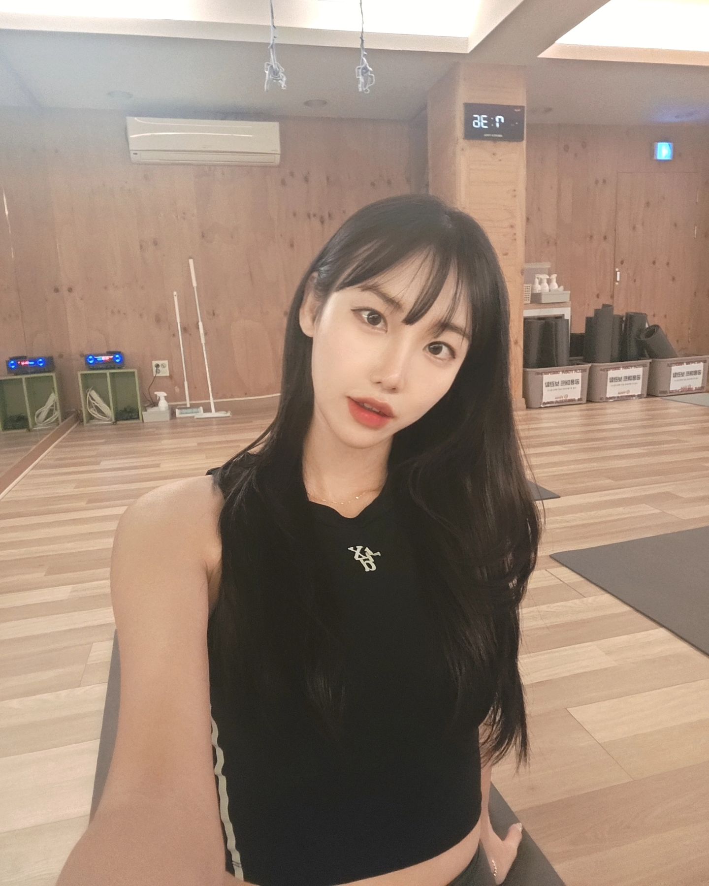 샤하🫶🏻

아메리카요가 앰배서더가 된 이후
평소보다 더 열심히 하고있는 요즈음

요가을 왜? 그렇게 열심히 하냐는 질문도
종종 받고 있는데요! 🧘🏻‍♀️

물론 네이버에 '요가의 장점' 치면 100개도 더나오겠지만
제가 요가를 추천하는 진짜 이유 딱 세가지만 적어볼게요 ❣️

1️⃣ 자세가 예뻐진다
코어 근육 강화 동작이 많은 요가를 꾸준히 하다보니
평소 앉은 자세도 예뻐지고 거북목도 거의 사라졌어요!
그리고 자세가 올바르게 바뀌니 키도 2cm나 컸다는 사실!!

2️⃣ 생리통 감소
특히 다리찢기 동작과 같이 골반 근육을 풀어주다 보면
혈액순환이 잘 돼서 생리통이 없어지더라구요!
저는 요가 시작하고 진짜 요거 제대로 효과봤어요

3️⃣ 핸드폰 없는 한시간
저희 요가 스튜디오에는 수업중 핸드폰 반입이 금지되어있는데요
그러다보니 자연스럽게 나 스스로에 집중하게 되고
잡생각은 사라지고 명상에 집중하게 됩니다 ㅎㅎ📱🚫

그리고 무엇보다 퇴근하고 요가매트에 앉으면
일단 기분이 조크든요 🙂‍↕️🫶🏻

모두들 요가하세요 요멘 🙏🏻

#아메리카요가 #AYOgini #아메리카요가석계점
#AnytimeAnywhereAmericayoga