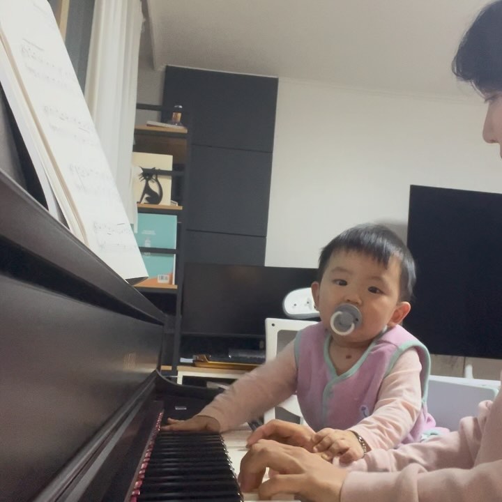 +397 

안올리다보니까 점점 더 못올리겠는 피드.. ㅎㅎ 
그동안 근황을 살짝 풀어보자면... 

이사도 하고, 감기로 아팠다가 또 잘먹고 지내다가
수요일부터는 장염으로 고생하고있는 도혀니🥲
설상가상으로 엄마, 아빠, 할부지까지 해물찜먹고 
단체로 식중독걸려서 골골대고 있어요 

저는 입덧은 저리가라 할정도로 심하게 토하는데 
임산부라 할수있는게 없어서 수액한방 맞구왔어요 🥲
꼬미가족 대참사 〰️🤯

2024년의 시작을 병원 투어로 하고있음다 

아파도 늘 씩씩한 도현이 케어에 쫌만 더 집중하고, 
이제 자주 올게요...... 증말로...!🤍