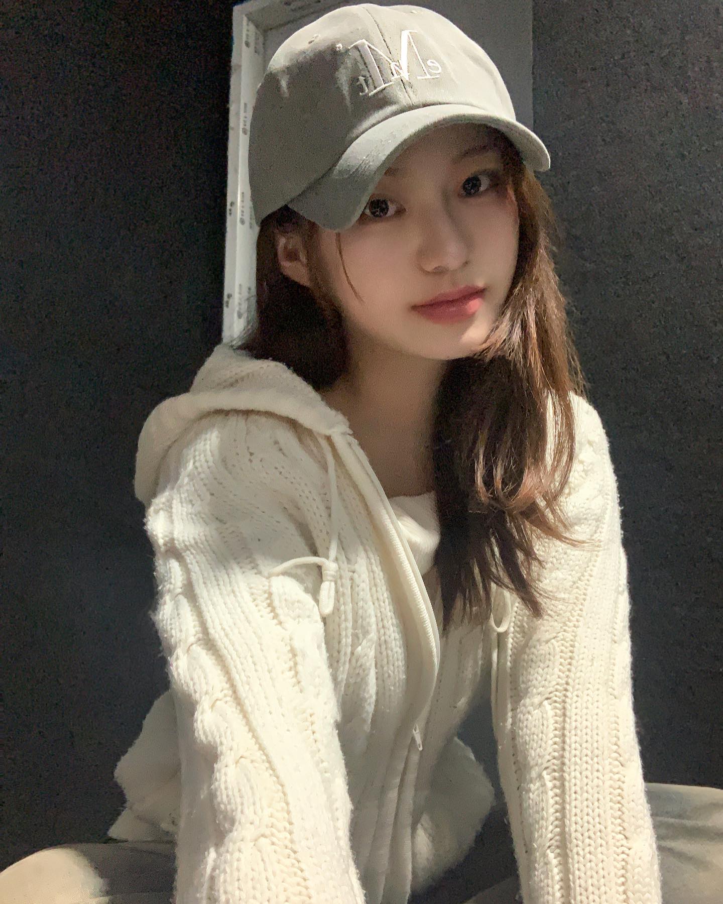 오떤가 오늘의 연습실룩 ✨🤍

mu_cent #mucent #무센트 #볼캡 #캡모자 #모자 #미니멀 #미니멀룩 #스트릿 #모자코디 #겨울코디 #스트릿룩 #데일리 #데일리룩 #오오티디 #연습실 #ootd #daily #fashion
