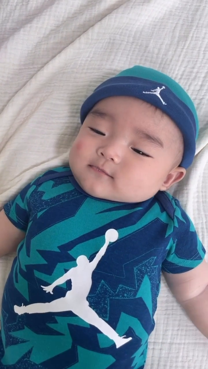 모기물린거 속상한데 진짜 귀여워...