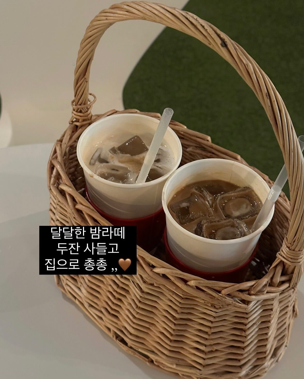 왠만해선 두명 동시 교육 진행은 안하려하지만
멘티님들 시간에 맞추다보니 이렇게 됐네용♥

달달한 라떼 두 잔 사왔으니
오늘은 온전히 교육하는데 집중하려고해요.

문의는 교육 끝나고 쉬는 시간에
응대해드릴테니 카톡 남겨놔주세용♥