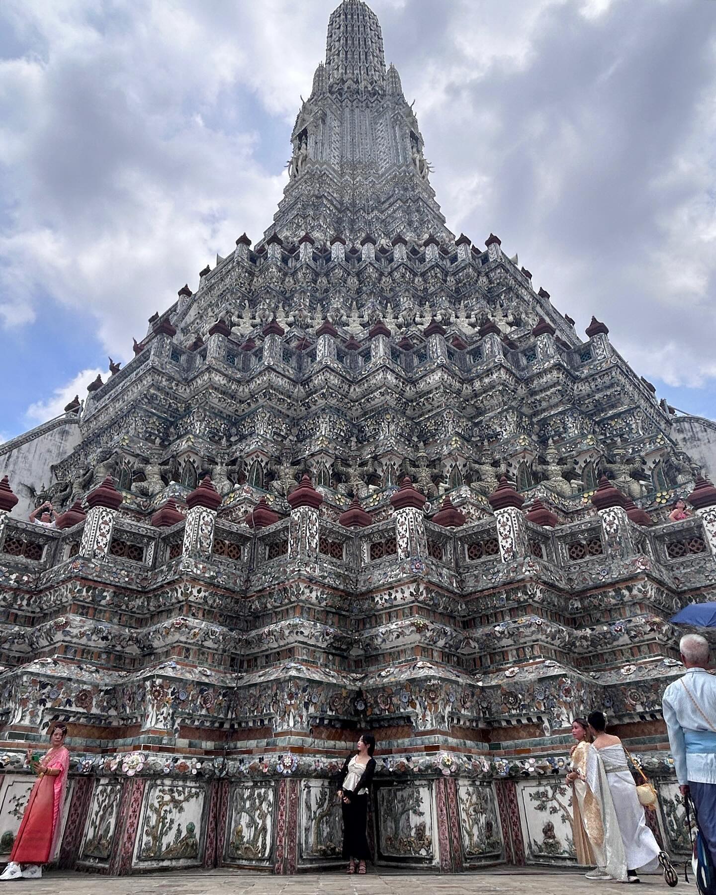 인간이 한없이 작아지는 곳🙇🏼‍♂️
.
.
#templeofdawn #watarun #왓아룬 #왓아룬사원 #🛕