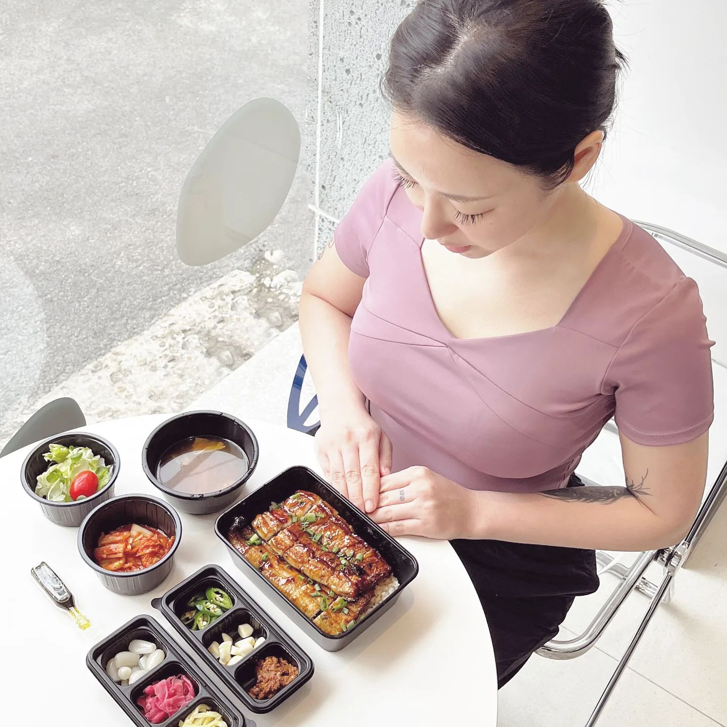 .
#오히츠
대구 수성구 동대구로52길 14-5

기력 딸릴땐 무족권 장어♥ 영접은 두손모아♥

장어구이도 맛있지만 오사카촌년은 장어덮밥을 사랑합니다. 숯향 가득 겉바속촉하게 구워낸 장어에 한국식 간장양념을 발라 구운 장어덮밥은 맛없맛🙊🙊

튼튼하고 비싼 용기에 담겨와서 배달이나 포장도 고급지게 어케이👌 친구 코로나 걸렸을때 보내줬더니 감격하더라구요. 

맛있었당. 어제 먹었는데 또 먹고싶당

#대구장어맛집 #대구장어덮밥

#수성구맛집 #수성구장어맛집
#범어동밥집 #범어동맛집
#먹스타그램 #맛스타그램

#장어덮밥 #기력회복💪
