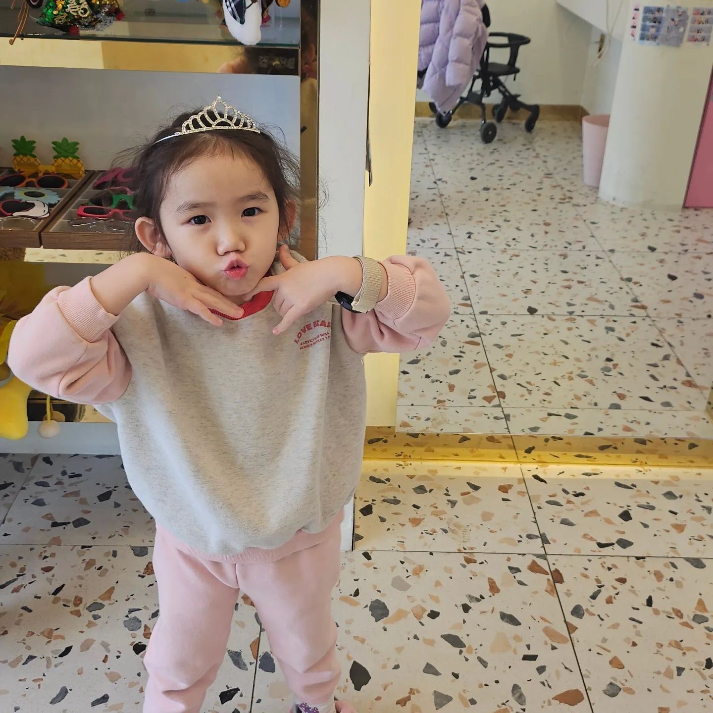 주말기록 & 가족보드게임

언니들은 친구들만나러 떠나고,
엄마와 짧은 데이트시간을 보낸 연이 🩷
(막내 프로수발러ㅋㅋㅋ)

컨디션이 안좋아 다시 돌아온 수지는
나를 만나자마자 잠들어버렸고,
언니는 8시되서 컴백홈

태어나니 언니가 있었던
수지,수연이에게 첫째의 부재는
너무나도 컸다고한다ㅎㅎㅎㅎ

수정이 데리러가는데 비오니집에 있으라는데
언니데리러 따라나온 ㅋㅋㅋ
언니만나고 한 10분 애틋함
집에 오자마자 싸움 😃😃😃

그리고 오가네 다모여서 원카드
숫자와 색깔만 알면 할수있는 게임
역할놀이 벗어나니 이제 보드게임 🤣

그래도 원카드는 재밌다 👍
가족보드게임 원카드 강추 5~6천원으로
즐기는 가성비보드게임 ㅎㅎㅎ

+ 이제야 본 우리집 거실ㅋㅋ왜저래더러움?
우리집만 더럽쥐....청소해야겠...🤣ㅋㅋ