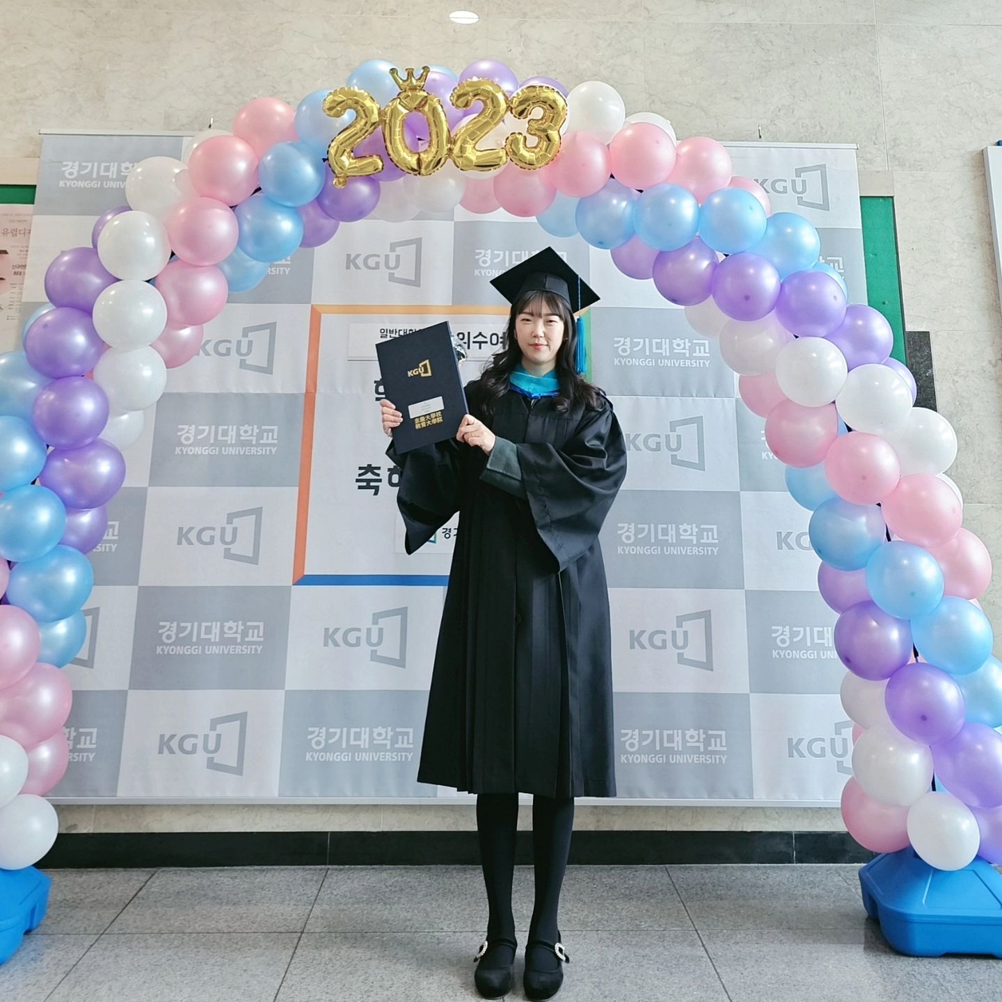 #일상
대학원 입학한지 엊그제 같은데 졸업이라니..! 종합시험, 졸업시험 땐 스트레스 너무 많이 받았지만 지금 생각해보면 그때처럼 열심히 했던 적이 또 있었을까 싶은 🥲
옆에서 응원 많이 해주고 뒷바라지 해 준 남편과 양가 부모님들 그리고 2년동안 학교 같이 다니면서 항상 함께해준 경아언니, 지은샘, 작년에 도움 많이 준 경민언니까지 넘 고마워요!
시험때마다 응원해 준 친구들도 잊지 않을게 •ᴗ• (수상소감이야 뭐야 ㅋㅋㅋ)
앞으로의 꿈을 위해서 또 열심히 살아야겠다! 
.
.
#대학원졸업 #석사졸업 #경기대교육대학원 #사서교육전공