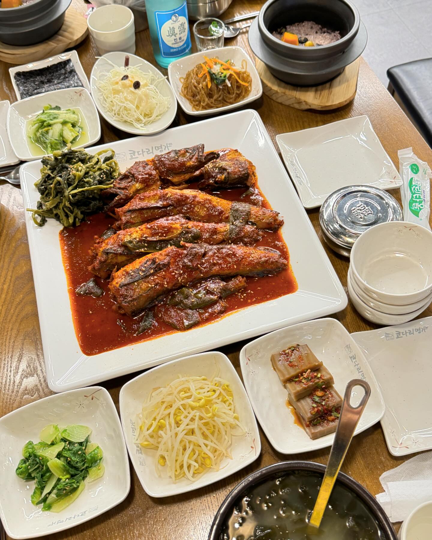 #협찬
화성 봉담 외식 먹거리가 몰려있는
한상차림 코다리명가 봉담안녕점

메뉴가 명태조림, 단호박명태갈비,명태문어조림,모듬생선구이,돼지갈비볶음
어른부터 아이까지 먹을수있는 메뉴가 많아서
가족외식도 걱정 없어요
시래기명태조림에 돌솥밥 주문했는데
2인기준 3마리 사이즈 엄!!!!청커서 깜짝놀랬고
양도 푸짐해서 두번 놀랬어요🫣
양념소스도 모자르지 않게 많이 주셔서
따로 올라간 시래기에 양념 섞어서 와앜
김 위에 시래기 명태 콩나물 올려먹으면
매콤달짝지근한게 밥도둑 그 자체😋

소스가 맵다고하셨지만 맵기만하지않고
달달해서 맛있게 매콤하니 입맛에 딱 좋았어요
단호박에 은행 검은콩이 들어간
건강을 생각한 밥이 푸짐했던 돌솥밥
누룽지까지 먹으니 배가 빵빵 터져요
반찬도 기본 콩나물 김치만 있는게 아닌
얼갈이무침, 잡채, 양배추샐러드,콩나물, 얼갈이물김치,김
미역국까지!! 아이들도 배부르고 맛있게 먹어서 뿌듯ㅎㅎ

사장님도 너무 친절하시고
가족모임,단체 식사하기 딱 좋은곳
아기의자도 있으니 참고하세요🫶🏻

주차장도 넓고 실내 테이블도 넉넉하니
웨이팅 걱정 없어요!

#화성코다리#화성맛집#화성시코다리#화성시밥집#화성시맛집#화성밥집#안녕동맛집#안녕동코다리#안녕동밥집#화성데이트#화성데이트#화성생선구이#화성돼지갈비볶음#화성문어조림#한상차림코다리명가봉담안녕점