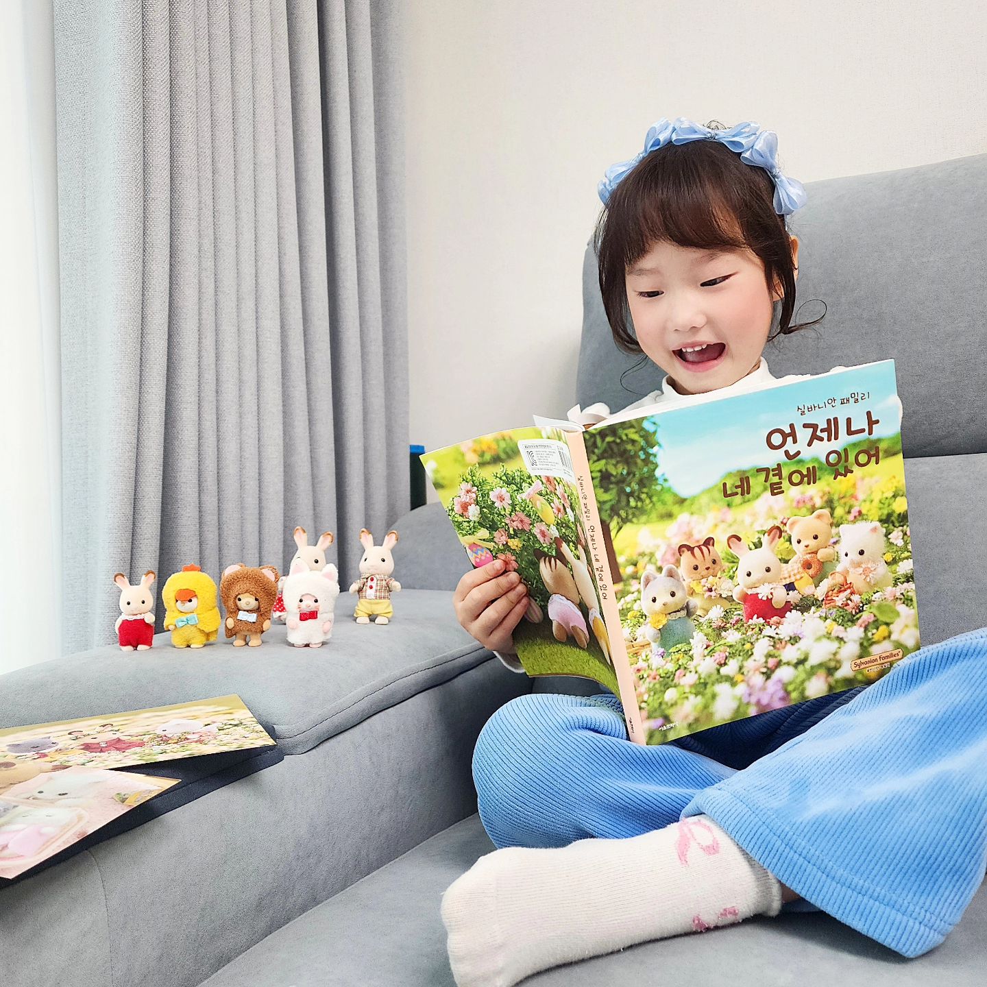 #sylvanianfamily
#실바니안패밀리 #언제나네곁에있어

1985년 첫 출시 후 많은 동물 가족 인형 시리즈로
남녀노소 모두의 꾸준한 사랑을 받고 있는 실바니안 패밀리. 보기만 해도 힐링 되는 귀여운 실바니안 패밀리 잖아요🩷

작고귀여운 것들 좋아하는 키덜트인 저도 무지 좋아하는데
실바니안 패밀리 포토북 에세이가 출간되었더라구요!
어머머...♡ 귀여운거 백번 봐야지🥹✨️

페이지 페이지 마다 실바니안 패밀리의 봄, 여름, 가을, 겨울이 따스하고 포근하게 담겨있어서
한 장 한 장 넘길 때마다 힐링 그 자체🩵🤍
저도 제가 먼저 읽고 정온이랑 함께 봤어요🥹✨️
우와~ 우와 하면서 아들도 달려온건 안비밀😁

서울문화사에는 남녀노소 좋아하는 주제ㆍ캐릭터 도서들
정말 없는게 없군요! 포토에세이
실바니안 패밀리 : 언제나 곁에있어 
독자선물로 엽서가 두 장 들어있어요.
다 제거 하고싶지만 딸과 한 장씩 하기로 했어요 ㅎㅎ
이런거로 티키타카하는 사이..🩷

실바니안 패밀리 영화도 개봉하던데
아이들과함께 예쁜 포토 에세이북
< 실바니안 패밀리 : 언제나 곁에있어 >
아이들과 함께 읽어보세요.📚
.
.
.
seoulkidsbook 
#남녀노소 #힐링북 #도서추천 #힐링포토에세이
#키덜트 #실바니안패밀리책 #사랑스러운책
#북스타그램 #우아서평단 #유아도서
