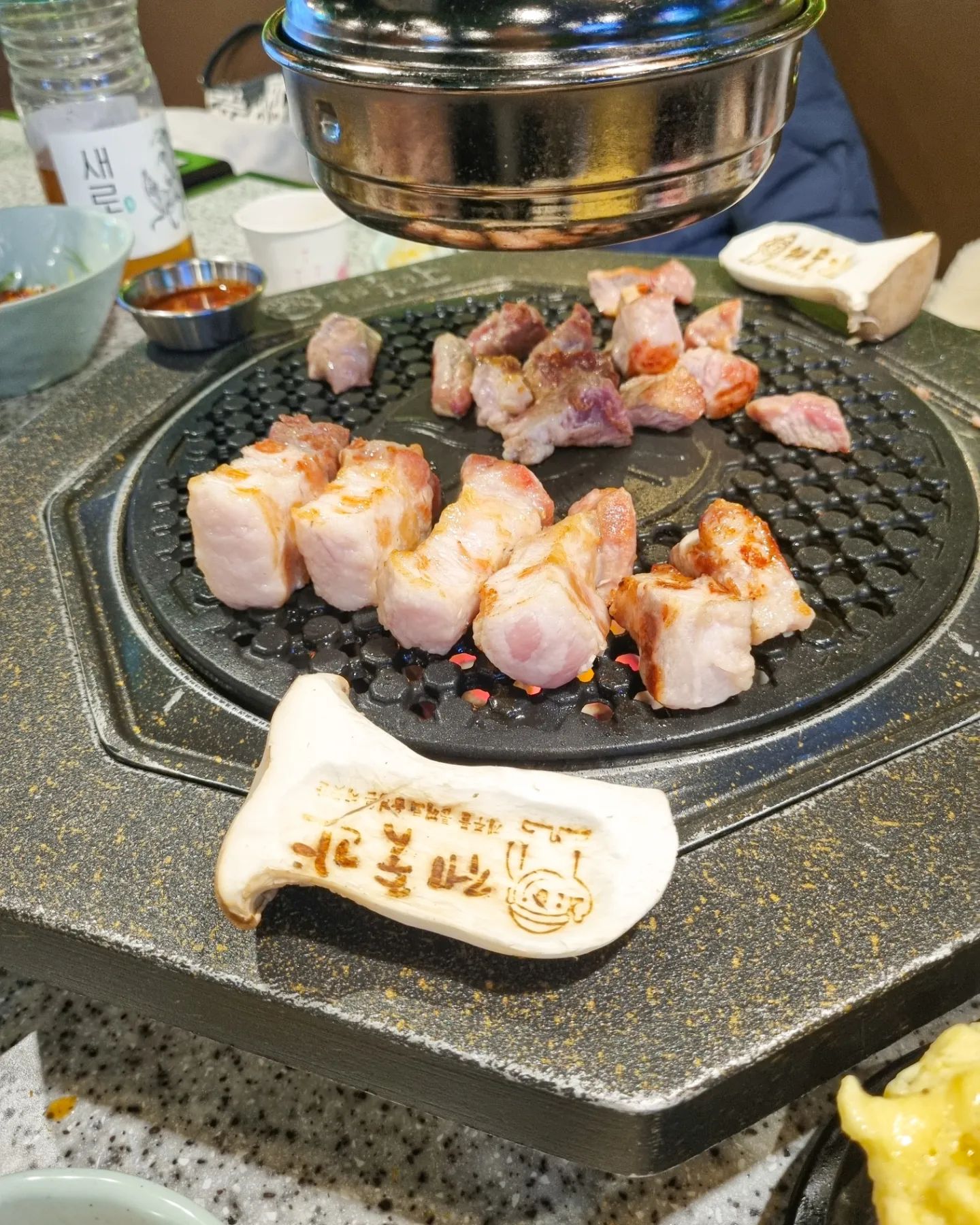 #협찬

외관부터 제주도 느낌이 물씬 나는
제주 컨셉의 고기집, 제줏간

제주도 분위기의 인테리어가
매력적인 제줏간!
창문조자도 제주도를 연상케 하는
바다 영상이 나와서
제주도를 느끼면서
맛있는 고기를 먹을 수 있었어요!

제줏간은 2~3인 세트나
3~4인 세트, 특수 부위 세트 같은
다양한 세트 메뉴 구성이 잘 되어 있고
사이드 메뉴도 가성비가 좋아요!

세트로 시키면 고기를 여러가지
맛볼 수 있어서 좋더라구요.
고기도 숙성이 되어서 나오는 거라
쫄깃한 식감을 맛볼 수 있답니당!

그리고 직원분들이 구워주시니까
고기를 잘 못 굽는 저도
아이들과 편하게 식사할 수 있었어요!ㅎㅎㅎ

사이드 메뉴들도 다 가성비가 좋고
맛도 최고랍니다!
양도 푸짐~~ 하고,
특히 활화산볶음밥은 꼭~ 드셔보세요!

🆃🅷🅰🅽🅺 🆈🅾🆄
#제줏간
#제줏간화성봉담점

✨이용안내 및 꿀Tip✨
✅영업시간 : 평일 16:00 ~23:00
주말 12:00 ~ 23:00
✅전화번호 : 0507-1375-2476
✅단체 이용 가능, 무선 인터넷, 남/녀 화장실 구분, 주차

📍제줏간 화성봉담점
경기 화성시 봉담읍 동화길 51 1층 101~2호

#화성맛집 #화성봉담맛집 #화성고기집 #화성봉담고기집 #장안대학교맛집  #동화리맛집 #동화리고기집 #화성봉담데이트 #봉담데이트