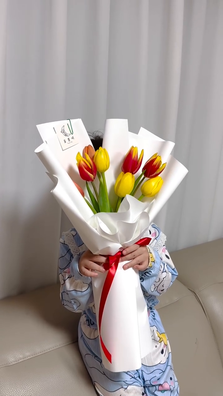 그저께 여수에서 자는데
👧🏻 엄마 내일 꽃 사러 가자
👩🏻 왜???
👧🏻 엄마 선물주게
👩🏻 괜찮아 시아가 꽃 그려주면 돼🫶🏻
라고 했는데

어제 부산와서 자기 전에 아빠랑 속닥속닥하더니
👧🏻 아빠 내일 꽃사와
라고 했다는 샤🥲

울 딸 너무 고마워 ❤️ 샤 아빠도 ❤️

눈 화장하고 입술 터진 샤지만
너무 감동이라 피드 박제🫶🏻

사랑해 내사랑🩷❤️🧡💛💚

#감동주는딸