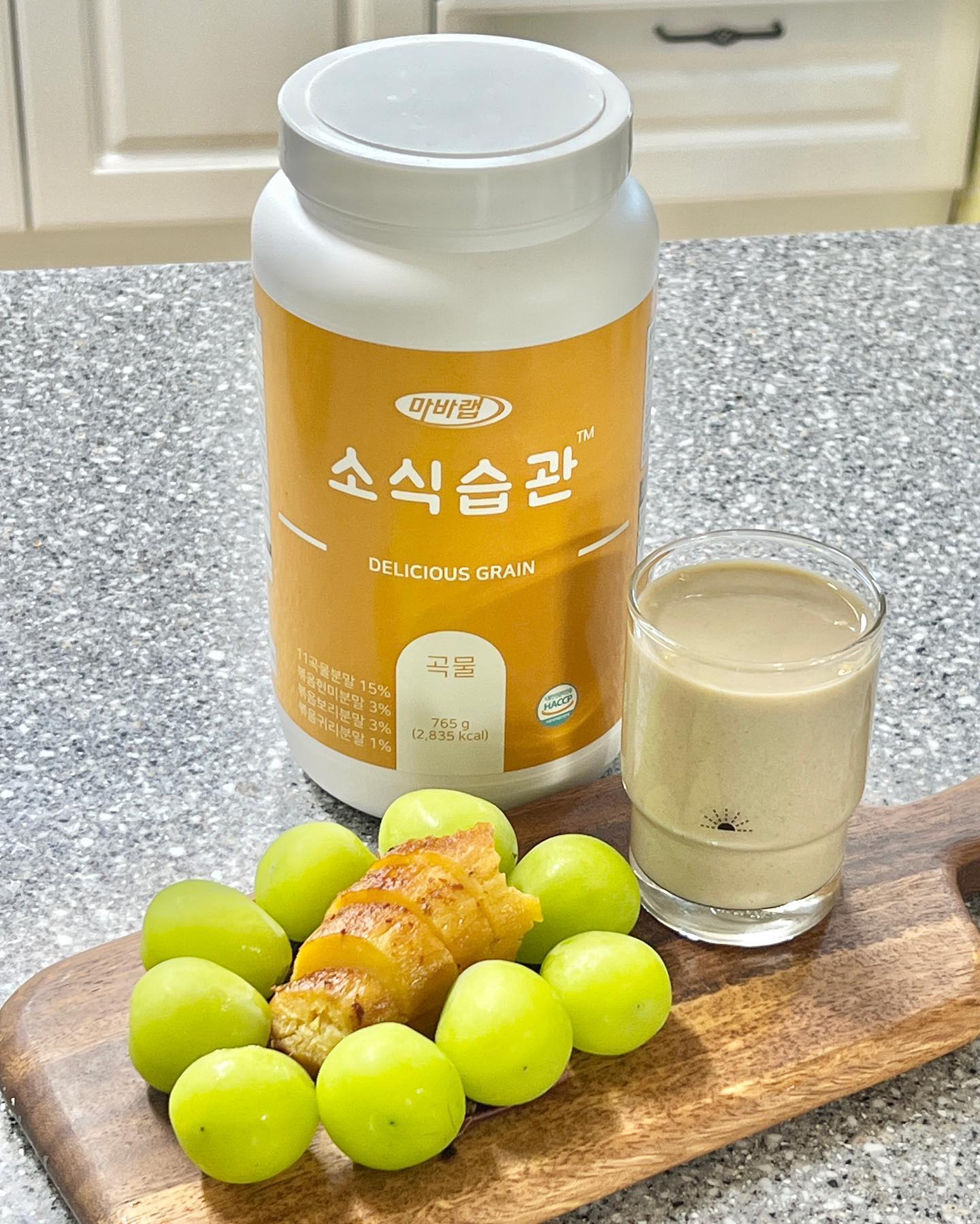 아침대용 간단하게 챙기는 나만의 건강 단백질쉐이크
 #마바랩 #소식습관 

📌 마바랩 소식습관

🥛 곡물맛

⭐️POINT⭐️

✔️ 11가지의 곡물이 들어간 단백질파우더
✔️ 동,식물성 단백질 + 유산균이 들어감 
✔️ 식이섬유가 들어가 시간이 지나먼 걸죽해져 포만감 있음

👄 안녕하세요 😊 공준미입니다 👋🏻
오늘은 맛있는 단백질쉐이크 소개해드릴게요!
우리 몸의 건강 필수 조건 중 가장 중요한 단백질을 쉽고 
빠르게 챙길 수 있는 파우더입니다 😊 
고운 가루형이라 물에도 잘녹고 먹기도 쉬워요 👍🏻 
먹는 방법은 3스푼 + 물,우유 등 200ml 넣고 흔들면 끝! 
간단해서 호로록 마시기 참 쉬운거 있죠? 
거기에 곁들임으로 샐러드나 고구마 같은 음식을 같이하면
다이어트 식단으로도 꿀이라는거 🥰
맛있고 달달한 미숫가루맛이라서 더 맛잇게 먹었어용!! 🤭
식이섬유가 들어가 있어서 시간이 지날수록 꾸덕해지고 걸죽해지거든요?
포만감있게 드시고 싶은분은 이렇게 먹는것도 추천드려요 😘

📝 마바랩 소식습관 29.0

📍 https://naver.me/GjZR17X5

👑 더 많은 맛잘알 장소가 알고싶다면 -> gongjunme

#인플루언서 #공준미 #대구맛집 

#단백질쉐이크추천 #단백질파우더 #프로틴쉐이크 
#다이어트식단 #다이어트일기 

#먹스타 #맛집 #맛스타 #맛스타그램 #먹스타그램 
#푸드스타그램 #먹방 #맛집스타그램 #맛집탐방 

#먹스타맞팔 #먹팔 #먹스타소통 #먹팔해요
#먹팔환영 #먹스타맞팔 #맞팔 #먹팔소통
#먹팔맞팔 #좋반 #좋아요반사 #찐소통