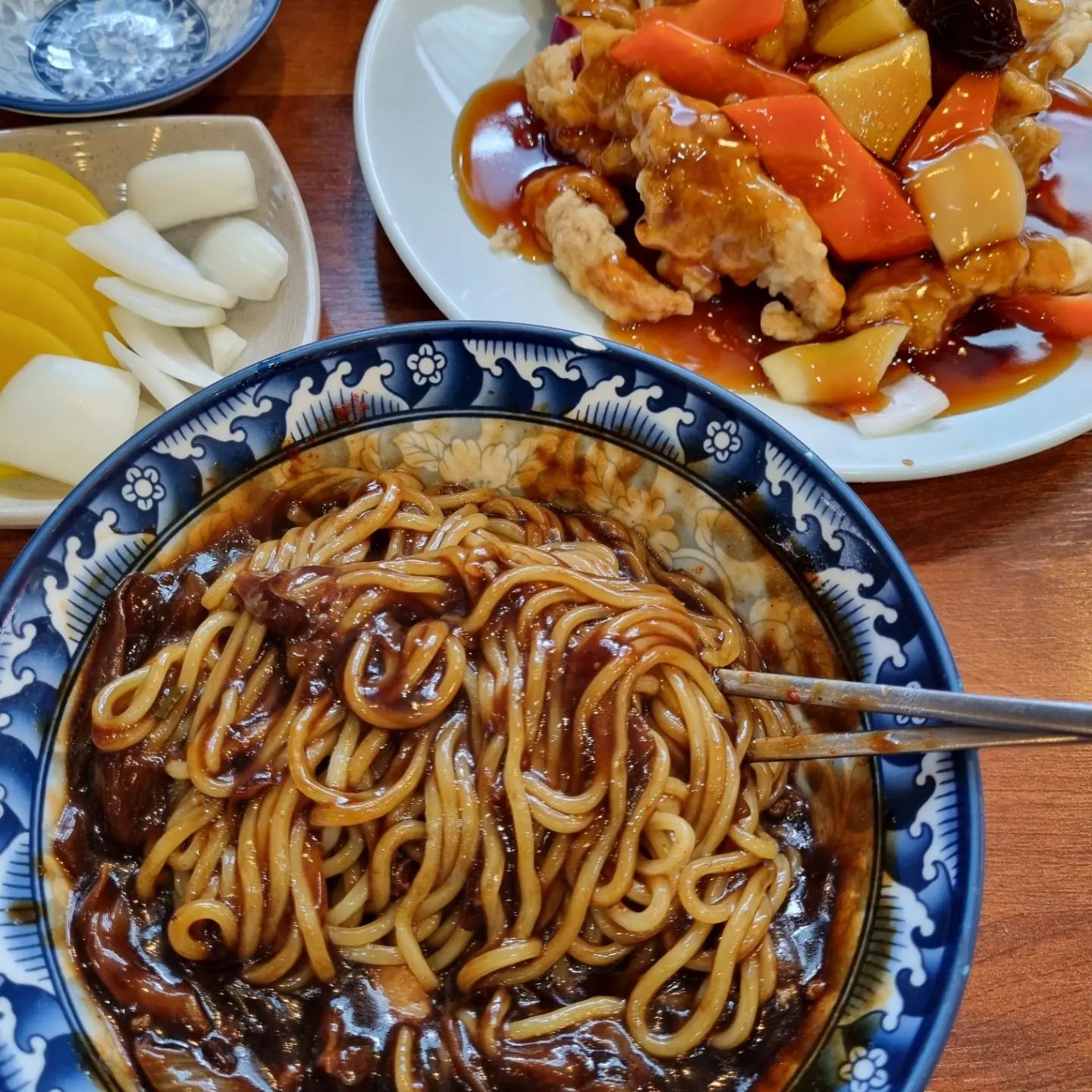 -

N번째 나만 알고 싶은 
우리 동네  맛집💕

동네 산책하다 발견한
#중국집 😆

홀에서 먹으면
짜장면이 한 그릇에 5천 원❗️
요즘 물가에 이 가격 실화❓️

양이 적겠지~ 했는데, 
제대로 푸짐한 짜장면😋

고춧가루 뿌려 비비니
윤기가 좔좔〰️
푸짐하고, 먹음직스럽❣️
완전 옛날식 달큰한 짜장면에
빠질 수 없는 바삭&두툼 탕수육까지🥰 

기대 이상의 맛👍

다음엔 짬뽕 먹으러 재방문 각👏

#서울맛집#봉천동맛집#봉천동중국집#봉천동짜장면맛집#짜장면#탕수육#봉천동동화반점