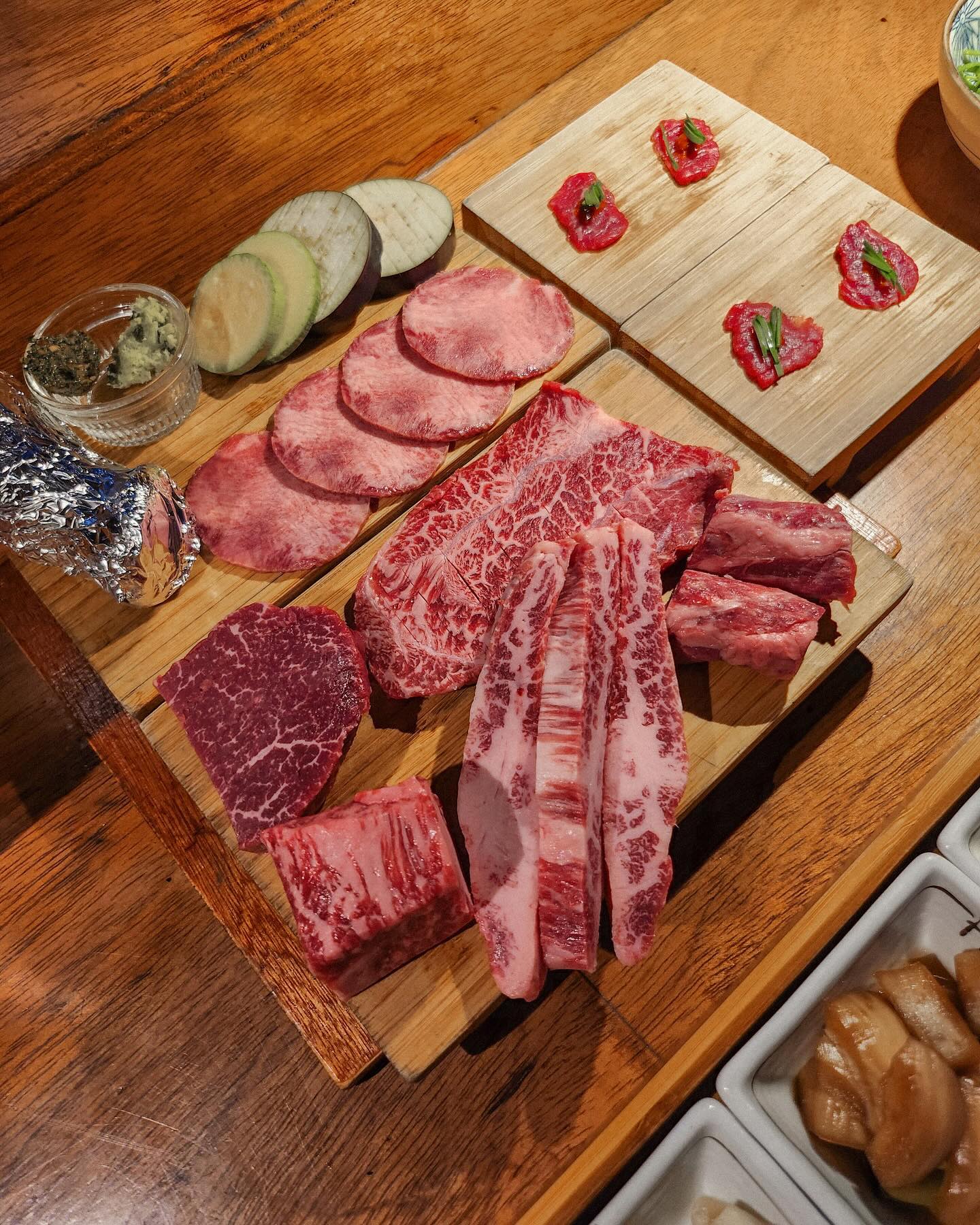 #부산우마카세 #협찬

가성비 좋은 부산 우마카세는 바로 여기😘
육사시미, 우설, 고기 5종, 꼬리, 대창, 식사(솥밥)까지
분위기 좋은 곳에서 여유롭게 식사할 수 있는 곳 #우시야

개인 화로에 기름기 적은 부위부터 직접 구워주시는데,
먹는 속도에 맞춰서 천천히 구워주셨어요!
술은 간단하게 #유자하이볼 👍 (레몬하이볼도 추천!)

우시야만의 소스와 반찬과 곁들여서 먹으니까,
원래 맛있는 한우가 더욱 맛있더라구요~!😍

마지막 솥밥과 묵은지찌개로 식사를 마무리하고
입가심으로 아이스크림까지 나온답니당🥰

아늑한 분위기로 특별한 사람에게 대접하기 좋은 곳!
수요미식회와 다양한 방송도 나왔다고 하는데요💕
가성비까지 좋은 부산우마카세 ‘우시야’ 추천드려요😍

✔우시야 A코스 육사시미, 우설, 고기5종, 꼬리, 대창, 솥밥
✔부산 부산진구 부전로65번길 7 1층 101호 일부호
✔가게 주차장 없음, 바로 앞 동일주차장(유료)
✔평일 17시~02시 / 주말 16시~02시
✔문의/예약: 0507-1428-1870
✔캐치테이블 예약, 네이버 예약 가능 

#서면우시야 #우시야서면점 #소고기맛집 
#서면소고기 #서면오마카세 #소고기오마카세
#서면역소고기 #서면역맛집 #서면맛집 
#부산맛집 #우마카세 #다찌 #칠월십일하고도이일