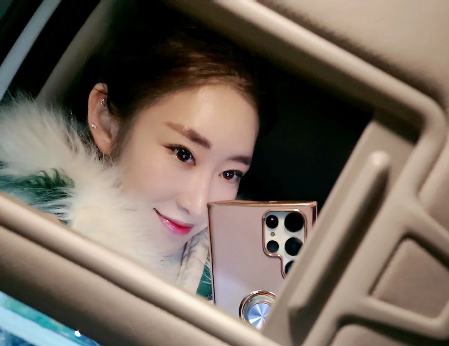 나는 내 갈 길 간다
.
.

내가 너로 살아 봤냐 아니잖아
니가 나로 살아 봤냐 아니잖아
걔네가 너로 살아 봤냐 아니잖아
아니면 니가 걔네로 살아 봤냐 아니잖아
아니잖아 아니잖아 어? 어?
아니잖아 어? 어?
그냥 니 갈 길 가
이 사람 저 사람
이러쿵 저러쿵
뭐라 뭐라 뭐라 뭐라 뭐라 뭐라 해도
상관 말고
그냥 니 갈 길 가
미주알 고주알
친절히 설명을
조곤 조곤 조곤 조곤 조곤 조곤 해도
못 알아들으면 이렇게 말해버려
그건 니 생각이고
아니
그건 니 생각이고
아니
그건 니 생각이고
알았어 알았어 뭔 말인지 알겠지마는
그건 니 생각이고
니 생각이고
니 생각이고
이 길이 내 길인지 니 길인지 길이기는 길인지 지름길인지 돌아 돌아 돌아 돌아 돌아가는 길인지는 나도 몰라 몰라 몰라 몰라 몰라 너도 몰라 결국에는 아무도 몰라
그대의 머리 위로 뛰어다니는 것처럼 보이는 사람도 너처럼 아무 것도 몰라
그냥 니 갈 길 가
이 사람 저 사람
이러쿵 저러쿵
뭐라 뭐라 뭐라 뭐라 뭐라 뭐라 해도
상관 말고
그냥 니 갈 길 가
미주알 고주알
친절히 설명을
조곤 조곤 조곤 조곤 조곤 조곤 해도
못 알아들으면 이렇게 말해버려
그건 니 생각이고
아니
그건 니 생각이고
아니
그건 니 생각이고
알았어 알았어 뭔 말인지 알겠지마는
그건 니 생각이고
니 생각이고
니 생각이고
그거는 어디까지나 니 생각이고.
.
.
.

장기하-그건 니 생각이고

.
.

#나는내가소중해
#사랑줄꺼야
#아낄꺼야
#더이상속지않으리
#행복하자