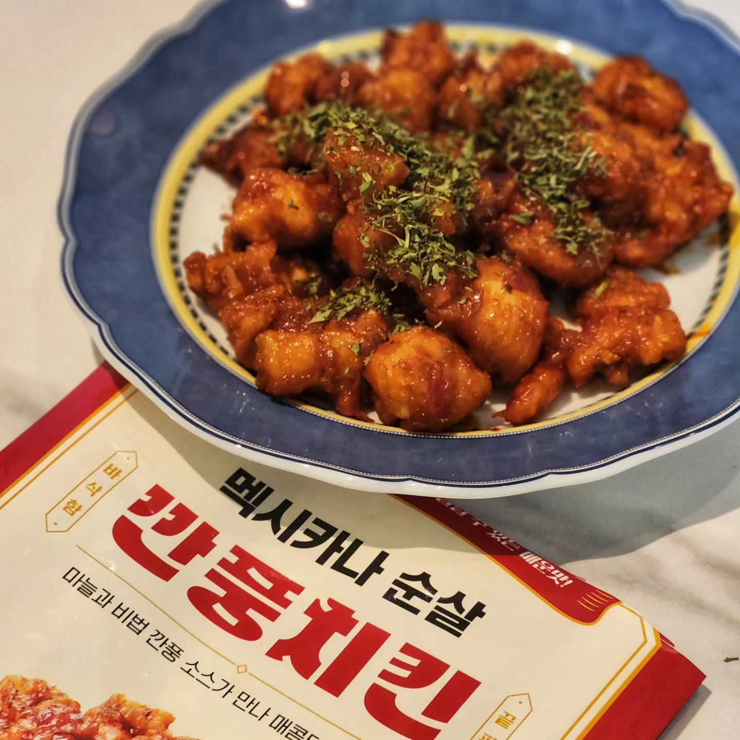 #협찬 #마이셰프 20231109 🍗

밀키트 맛나다고 소문난 마이셰프에서 멕시카나랑 콜라보해서 낸 치킨 밀키트🥹 울 오빠야 또 엄청 죠아하는 비쥬얼이라 깔꼼하고 맛나보이는 포장지 보고 먹기 전부터 설레했다는ㅋㅋㅋ

#깐풍치킨 🍗🍗
뭘 먼저 먹어보까 고민하다가 깐풍치킨 선택했는데, 에프에 13-15분 돌려준 후에 후라이팬에 넣고 해동한 소스 투하하면 끝이라 완전 간단하더라. 조리하는데 너무 편해서 퇴근하고 먹기 딱인거야...😚 고매치킨은 진짜 보기만해도 내취향이야 깐풍이 넘 맛있어서 아쥬 두근세근중🫶 역시 멕시카나...!

지금 마이셰프 온라인몰에서 1+1 할인중인데 다른 제품들도 1+1 기획할인 중이라고 하니 이 기회에 먹어보고팠던 밀키트들 한그 사서 냉동실에 쟁여놓고 꺼내먹으면 너모...행복하쟈나🫠❣️ 요론 맛난거 더 마니 내쥬세요!!!

🎀 mychef_official

#포부남녀 #pobu_namnyeo #먹스타그램 #멕시카나 #밀키트 #밀키트추천 #원플러스원 #원플원 #순살치킨 #깐풍치킨 #고매치킨 #에어프라이어요리 #치밥 #치킨스타그램 #치킨추천