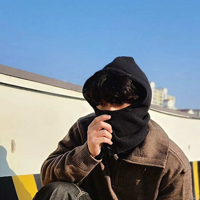  경景 | 스트릿, 캐주얼, 미니멀 on Instagram: "#제품제공 #무신사체험단 코리안 닌자🥷

@costumeoclock [커스텀어클락 하프 집업 니트]

9번째 무신사 체험단으로 울 빈티지브라운과 울블랙 두가지 색상을 제공받았습니다.

낭낭한 오버핏에 색감이 너무 예쁘고, 울 원단이라 그런지 요즘 날씨에 춥지 않고 낮에는 단독으로 입어도 괜찮을꺼 같아요!

✔️ 실리콘유연제 공정으로 소프트하고 부드러운 촉감
✔️ 착용시 자연스러운 오버핏의 트렌디한 기장과 품
✔️ 덤블워싱으로 최소화시킨 뒤틀림과 수축률
.
.
.
Hat - #보세
Top - @costumeoclock
Bottom - @maisonmined
Shoes - @soulesures x @sur8ery
Accessory - @minav_official"