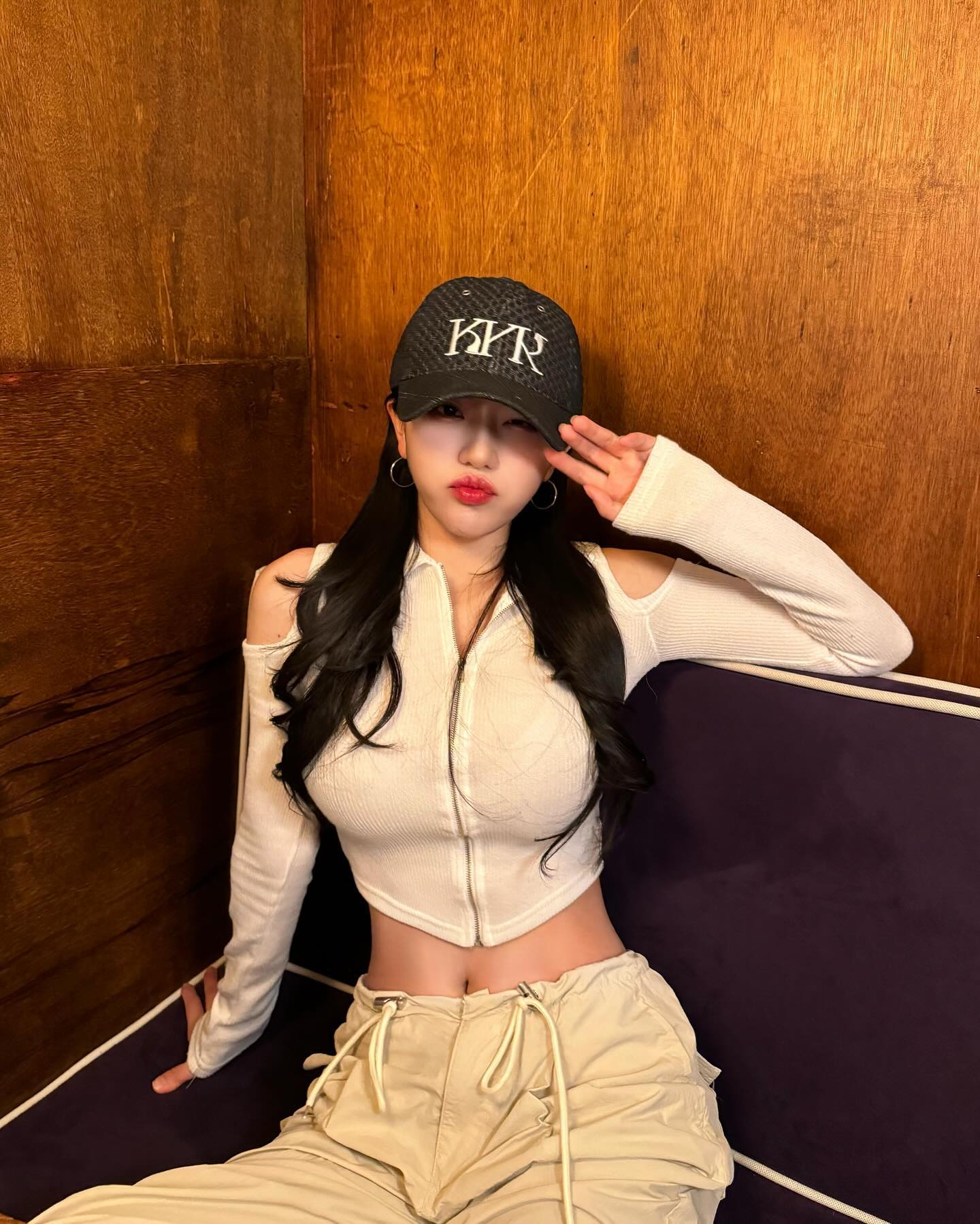 오랜만에 모자 써봤어 🖤
쿠이리 모자 어때? 잘 어울려?
.
.
.
kuyri_ofiicial
#kuyri #쿠이리 #모자 #쿠이리모자 #쿠이리캡 #모자 #캡 #모자추천 #캡모자코디 #모자코디 #여자코디룩 #여자코디추천