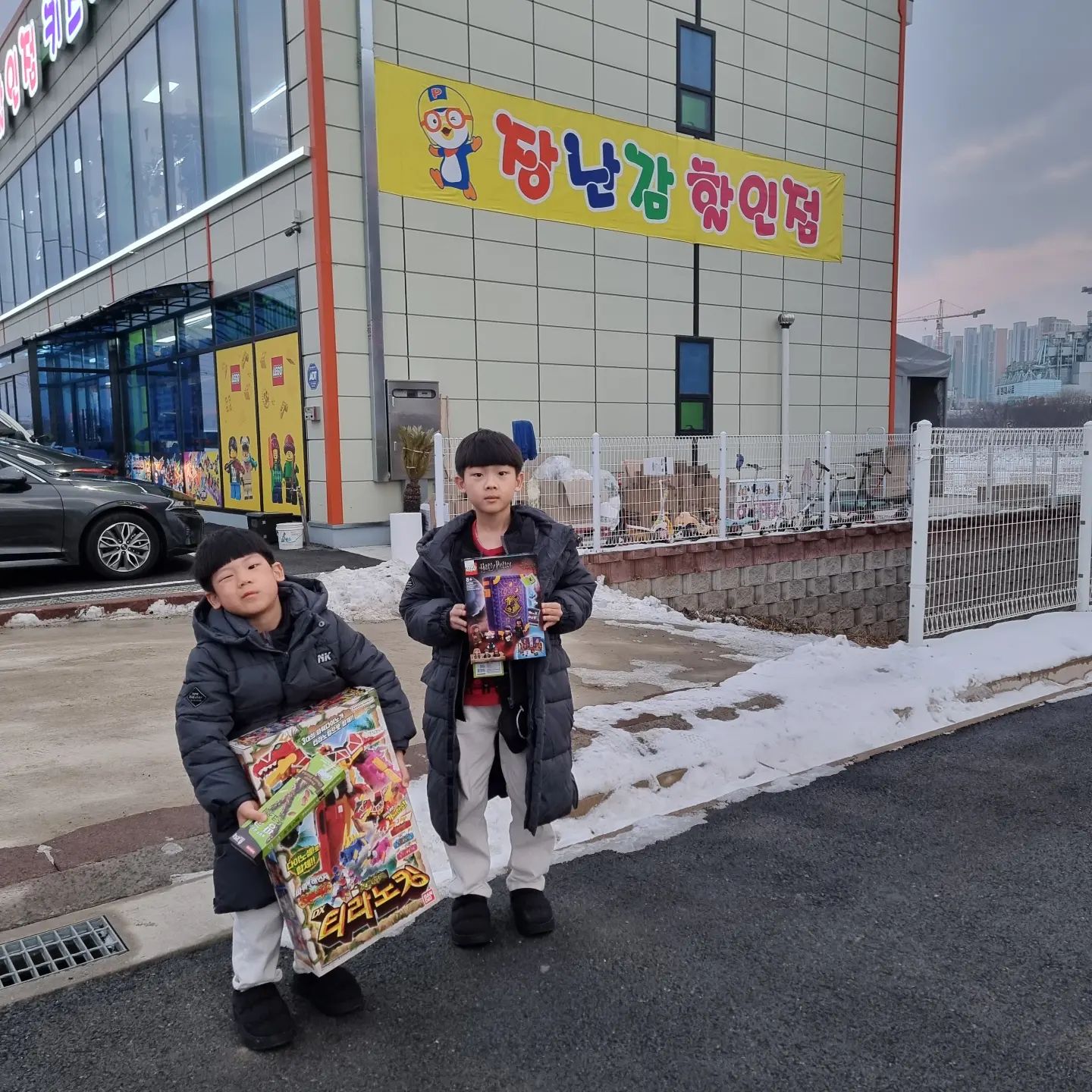 #호호네
#크리스마스
#선물
-
이미 큰호는 산타를 안믿기에
서프라이즈는 없고
⠀
대놓고 사주기🤣🤣🤣
⠀
큰호는 원래 비싼거안사서 상관없는데
작은호가 웬일로 2만원대를 골라서
오~~이번에 10만원 안쪽으로 
해결할 수 있는것인가? 했는데
⠀
역시나
🤣🤣🤣🤣
⠀
다시 고른다고 고른게
9만원 후반대ㅋㅋ
⠀
역시 싼거 안고르쥬?
⠀
메리크리스마스🎄🎄
