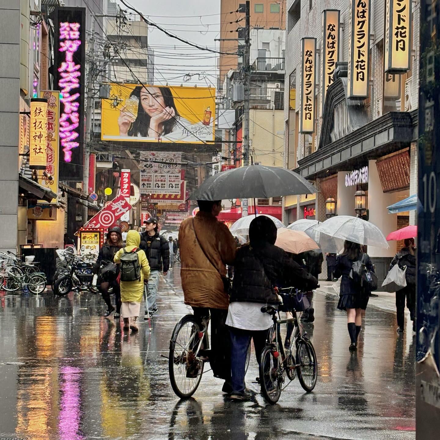 예쁜 장면을 보앗어요 
나도 비오는날 자전거 그리고 우산 ☂️☔️