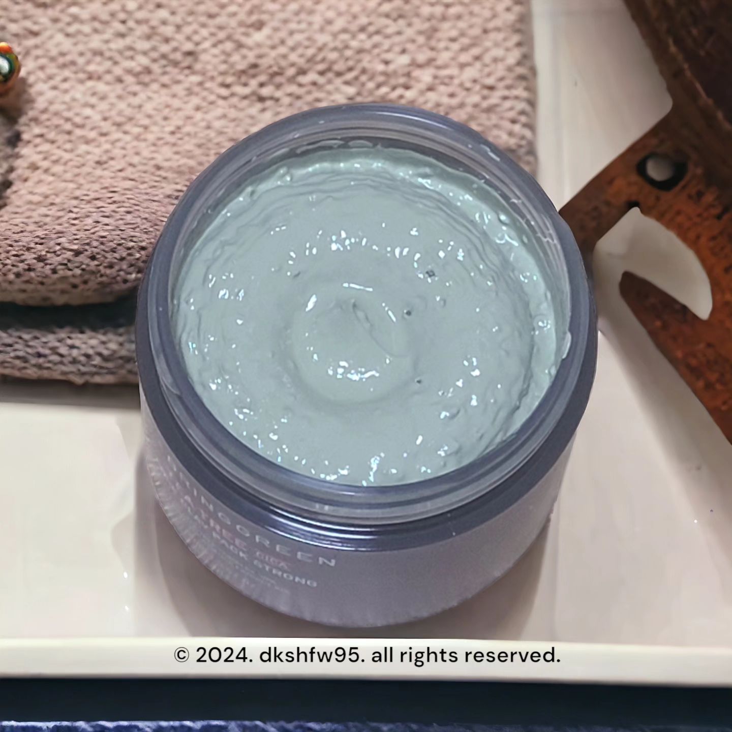 전 게시글에서 사용샷을 깜박해서
포스팅 하나 더~!! 

브링그린 티트리 시카 포어 클레이팩 스트롱