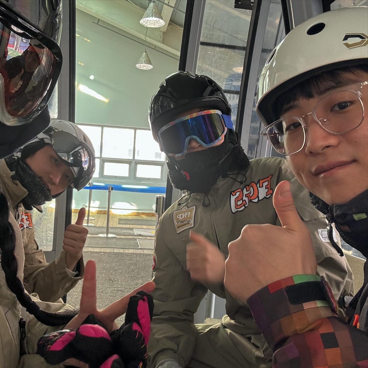 드디어 넷 스키장 ❄️🤍
엄청난 바람.. 강풍 + 한파 = 온 세상 겨울 

하이원의 초급은 중급이며 중급은 상급이니라 ... ✏️
나에겐 너무 긴 ........ 슬로프였던 것 ...... 
정선은 진차 겨울왕국이었던 것 ~~~~ 🫶🏻
-
-
-
-
#겨울왕국#하이원리조트#오투리조트#보드#겨울#겨울여행#스노우보드#정선#한파#스키#스키장#우주정비사#장비는선수급#실제는아닌데#즐거운여행#너무멀어요