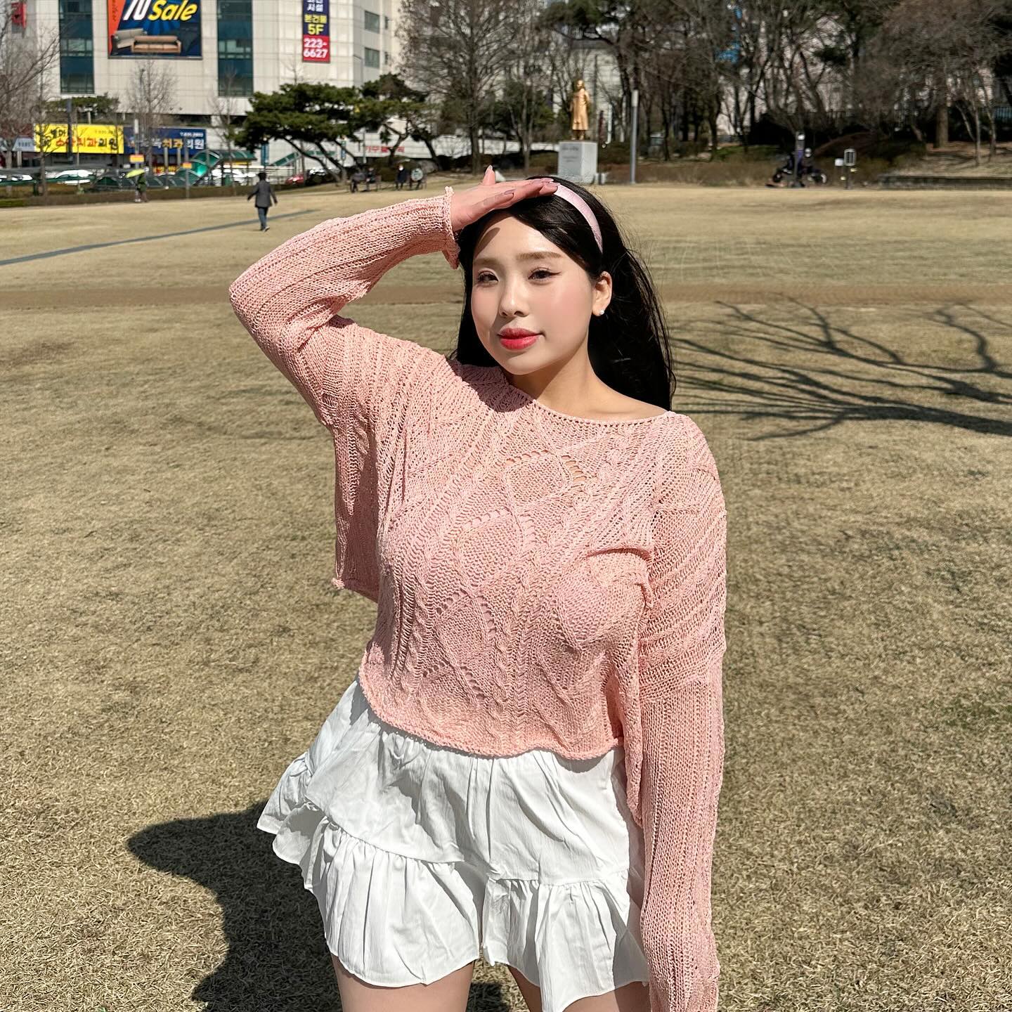 365일 내내 핑크 못잃는 사람들의 계절이 돌아왔습니다- .ᐟ .ᐟ 
러블리함 가득 담은 룩 💖 
니트는 빅사이즈로 체형에 상관없이 착용가능해요 ◡̈