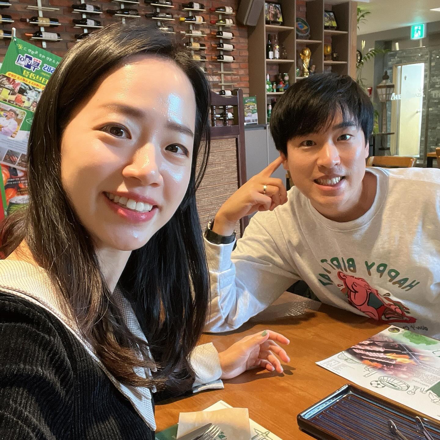 오랫만에 둘이 데이투❤️
꼬기쟁이가 되어버린 나를 위해
신랑이 예약해준 더브라질!!
건물문이 안열려있어 당황했는데 
샐러드바부터 너무 맛나서 띠용🤭🤭
고기도 하나하나 너무 맛있어서 
정말 배터지게 먹고 돌아왔다능👍🏻👍🏻
.
.
#아들맘 #딸맘 #애둘맘 #남매맘 #4인가족 #데이트 #부부스타그램 #럽스타그램 #우리둘이 #더브라질 #구리맛집 #슈하스코 #샐러드바 #JMT #해피프라이데이 #빡센프라이데이 #주말화이팅