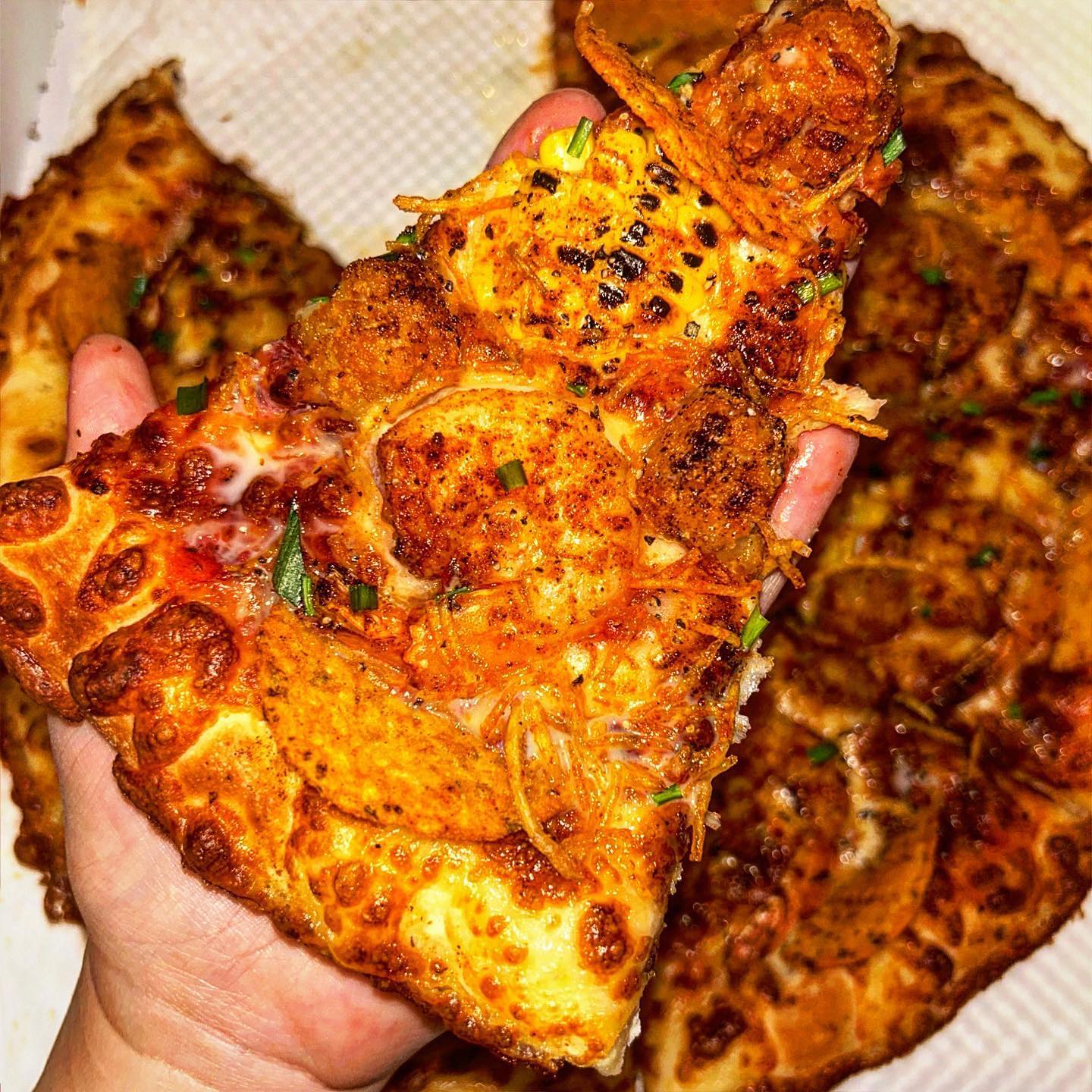 #먹방요삐 #협찬

구리에 프리미엄 피자브랜드가? 😍
#슬라이스룸피자 

구리에 있는 ✨🍕슬라이스룸 피자🍕✨ 다녀왔어요!

🕖 매일 11:00 - 01:00 (매주 월요일 정기휴무)
📍경기 구리시 경춘로175번길 30-9 1층 슬라이스룸피자 구리교문점
📞031-563-9989
✋🏻 포장, 배달

백화점에서 선택한 프리미엄 피자브랜드가
로드샵으로 진출했다고 해서 방문해봤는데
맛에서 그 이유를 찾아버렸답니다 .. 🫶🏻

📌슬라이스 콘 & 쉬림프 L (26,900)

톡톡 터지는 옥수수콘과 🌽
탱글하다 못해 토실토실한 새우 🦐
포실한 감자까지 어우러져서 🥔
남녀노소 누구나 좋아할 맛!

기본거리는 무료배달에
방문포장하면 3000원이나 할인된다니 🍕

오늘 밤 야식으로 피자 ㄱ?😎💓

#구리맛집 #피자맛집 #피자배달맛집 #먹스타그램 #먹스타 #먹스타맞팔  #먹팔환영 #먹스타소통 #먹팔해요
#먹스타좋아요  #좋아요반사
#선팔맞팔 #먹부림