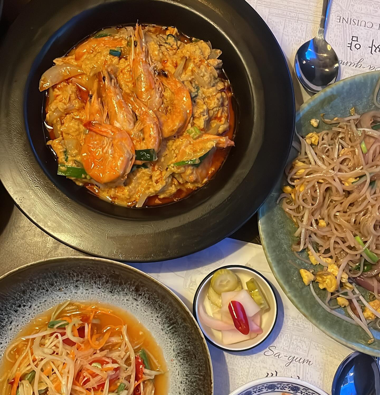 #광고
병원 진료 끝나공 타임빌라스 구경하고
태국 음식 먹고싶어서 #싸얌 으로! sa_yum_thaicuisine 

꿍팟퐁커리랑 자스민라이스 , 팟타이랑 쏨땀
요러케 주문했는데 꿍팟퐁커리는 새우가 가득가득
자스민라이스랑 같이먹기 좋았고
팟타이는 역시나👍 쏨땀은 새콤하고 감칠만 나서 다른 음식들이랑
찰떡💓
찐 태국 음식 땡긴다면 싸얌 강추🧡
식당 분위기도 너무 좋고 
음식맛도 좋아서 다음엔 다른 메뉴 먹으러 가봐야겠어용
.
.
.

✔️매장 앞 주차 가능.  타임빌라스 무료주차 후 도보 5분
✔️태국 스트릿 느낌이 아닌 깔끔한 인테리어로 쾌적하게 식사를 즐길 수 있는 매장
✔️찐태국맛을 즐기고 싶으신 분 추천
#광고#타임빌라스맛집#백운호수맛집#태국음식#태국요리#팟타이#의왕맛집#싸얌 #의왕