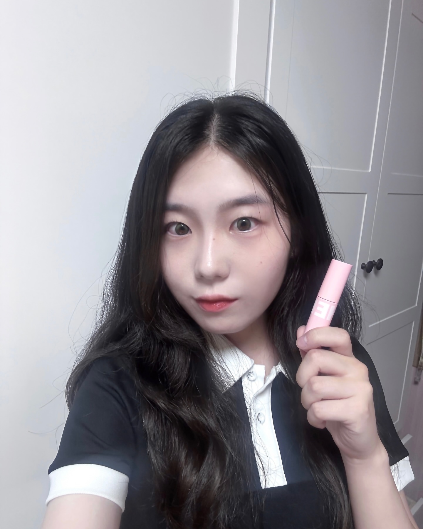 #협찬 
ʚ♡ɞ 블레스문 플러피 립 틴트
blessed moon Fluffy lip tint

연핑크 컬러의 러블리한 패키지와 🎀
복숭아향 🍑
건조하지 않은데 완벽한 지속력이 ✨
돋보이는 제품입니다!

총 8가지 컬러 중 저는 3호와 5호를 사용해 보았습니다😆
03호 러브라이는 세미 메트 벨벳 제형으로 버건디 컬러였는데요손발색 했을 때보다 직접 입술에 올려보니 너무 어둡지 않고 자연스럽게 톤다운된 컬러라 좋았습니다🤍
05호 문라이트는 탱글한 립을 연출할 수 있는 글로스로 핑크빛 베이스와 오로라펄의 조합인데요! 어떤 립이든 다 잘 어울려서 좋았습니다! 쿨톤에 글로시립 러버라면 완전 추천합니다♡

-
#광고 #블레스문 #BLESSEDWOON #플러피립틴트 #립틴트 #블레스문립틴드 #블레스문플리피링틴트 #FLUFFYUPTINT #BLESSEDMOONFLUFFYLPTIN
