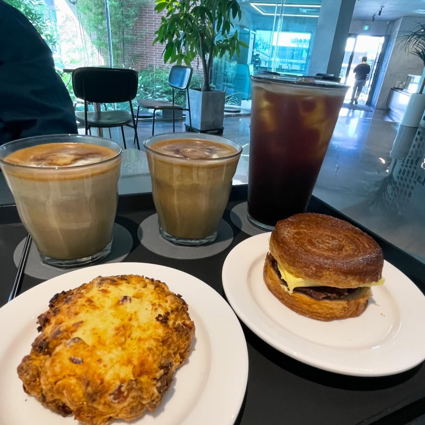 @강릉 여행 계획중인 친구 태그!

#카페콥스

☕️앞으로 강릉에는 흑임자 커피가 아니라
들깨커피! 초당옥수수커피! 먹으러 와야 한다. 

☕️현대적인 인테리어와 통창뷰로 커다란 식물을 보는
즐거움도 있지만,

☕️들깨커피의 고소함과 달달함으로
먹는 즐거움도 있는 카페콥스!
커피에서 나는 들깨향이 이색적이면서도
진한 크림과 묘한 어울림이 있다. 

☕️초당옥수수커피도 새로 생겨서 먹어봤는데,
옥수수향과 크림의 달콤함으로 시작해 
씁쓸한 커피의 진한향이 만나 정말 맛있다. 

☕️함께 먹는 베이커리인 옥수수 감자스콘과
퀸아망도 커피와 잘 어울리는.

☕️여행중 잠깐 쉬기에 좋고,
지인과 수다떨기 좋고,
혼자 멍때리기도 좋은 곳으로
적극추천!!

☕️들깨커피 6000
🌽초당옥수수커피 6500
🥤아이스아메리카노 5000
🍞앙버터퀸아망 4800
🥔옥수수 감자스콘 4300

🏠 강원 강릉시 초당순두부길 54 카페콥스
⏰ 11:00-20:00
 (매주 화요일 휴무)

#강릉카페추천#강릉베이커리카페#강릉초당카페#강릉카페콥스#강릉들깨커피#강릉예쁜카페