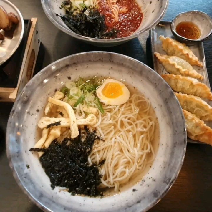 #일상

미아사거리역맛집 통통국수

국수를 주문하면
직화로 구운 직화불고기가 함께 제공되는
미아사거리맛집 통통국수에
다녀왔어요.

진공 반죽 생면에
깊고 진한 육수를 우려내어 만드는
유부국수는요.
깊고 진한 육수의 맛이 일품이었고요.

34가지 비법양념장으로 만든
비빔국수는요.
요즘같이 더운 날씨에
잃어버린 입맛 되찾기 딱이더라고요.

직화로 구운 직화불고기는
이름에 걸맞게 불맛이 살아있어
유부국수는 믈론
비빔국수와도 넘 잘어울렸는대요.

추가로 주문한 교자튀김 역시
육즙팡팡 겉바속촉 식감으로
완벽했어요.

✔상호 : 통통국수
✔전화번호 : 0507-1419-9221
✔영업시간 : 11:00-20:30 (L.O 20:10)
⠀⠀⠀⠀⠀⠀⠀⠀15:00-17:00 (브레이크타임)
⠀⠀⠀⠀⠀⠀⠀⠀정기휴무 매주 일요일
✔주소 : 서울 강북구 도봉로10길 70 1층 전체

#미아사거리역맛집 #미아사거리역밥집 #미아사거리역국수맛집 #통통국수