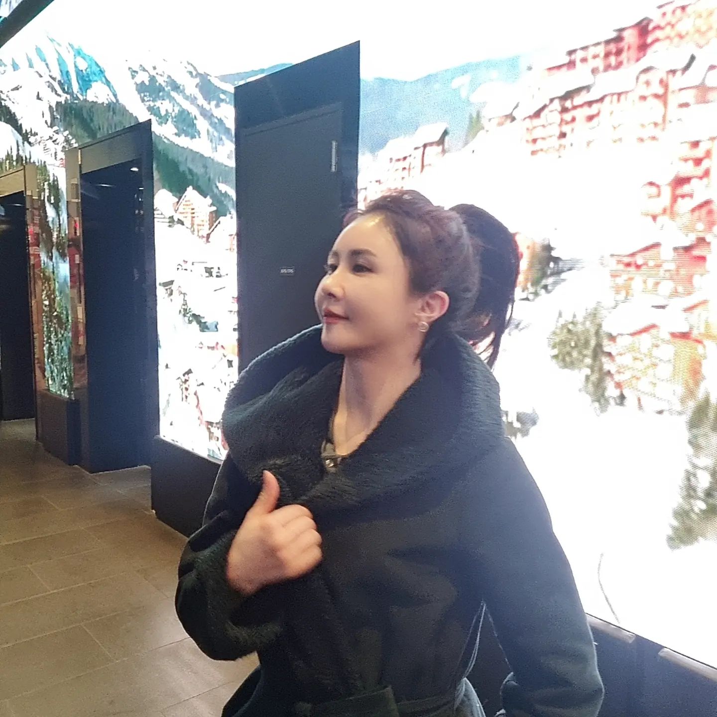 잘 먹고
잘 자고
잘 놀고....

아직은 일할 나이인데....

이른 은퇴와 함께 취미활동하며 지내는 요즘이 참 행복해요^^;

아둥바둥 바쁘게 일해보니...
골골골 여기저기 아파보니...

결국 건강이 최우선이더라구요.

뷔페에서 가족외식하고...ㅋㅋ

셀카쟁이었던 엄마가 셀카마저도 은퇴(?)한게 안타까웠는지...
울딸이 엄마 사진을 많이 찍어주네요^^

오늘이 가장 예쁠 날...
셀카 열정도 슬슬 되살려 봐야 겠어요^^

수험생 울딸, 올해 화이팅이야!!!
너는 나의 보물이야♡

건강하자🙏
사랑한다♡

#가족외식 
#행복한_대식좌_모녀 
#괴로운_소식좌_남자
#호텔뷔페뿌수기 
#연락도없는_군복무_아들_오겡기데스까