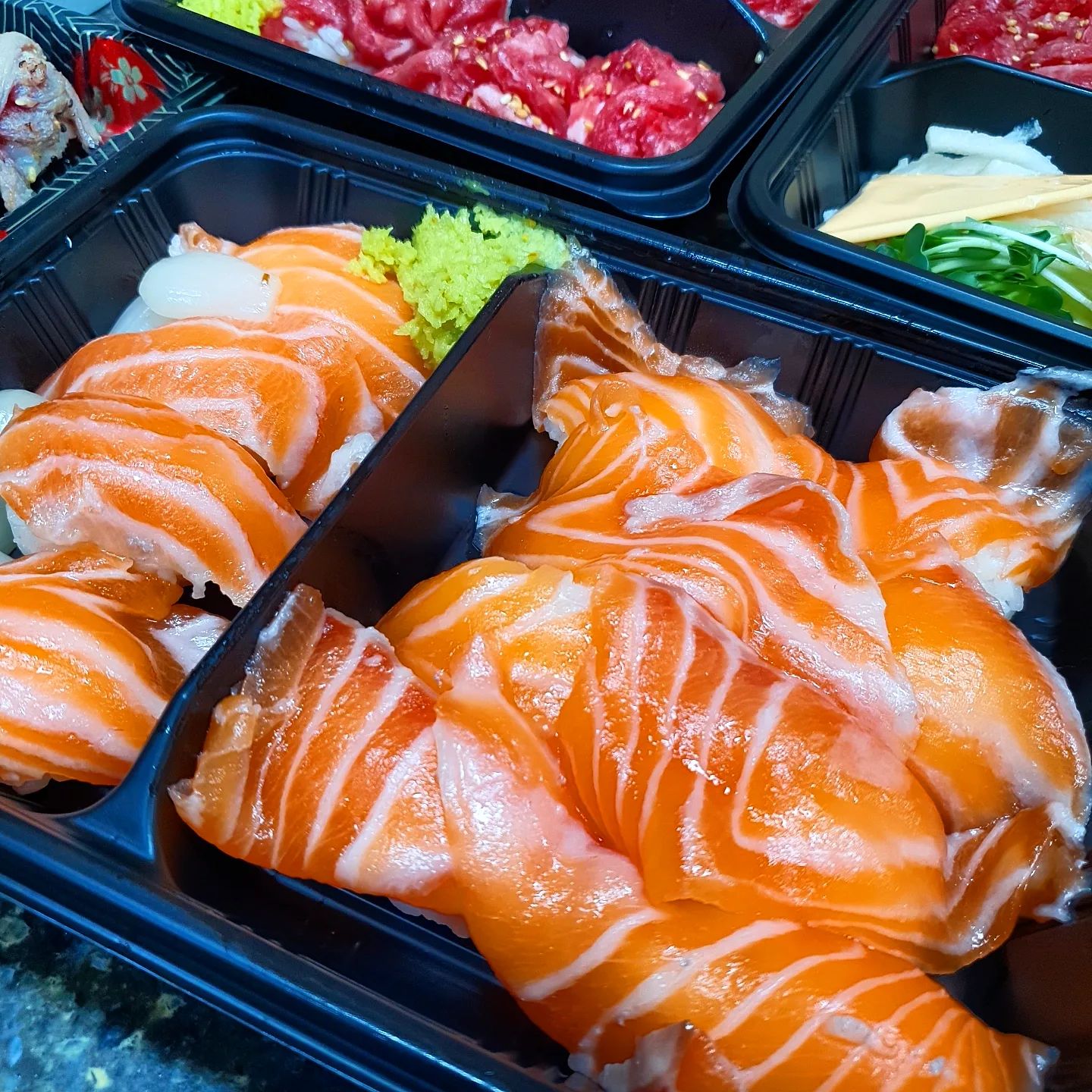 #신정네거리맛집 #육회바른연어 

🍣🥩🍣🥩🍣🥩🍣🥩

너어무 맛있는 #육연 가게,,,🤤 최근에만 3번 시킨듯??? 
차례대로 #연어초밥 #스테이크초밥 #육회 #육회쫄면 이에요😃

연어초밥 말해뭐해,,, 여기는 진짜 신선한 연어에다가 딱 알맞은 크기의 밥+연어라서 너무 좋았어요!!

스테이크초밥은 솔직히 보기에는 별로 맛있어보이진 않는데 먹으면 불맛에다가 고기의 고소함이 진짜 미쳤어요🥩 초밥 최고!!

육회는 뭐 항상 맛있지🍴 특히 이 가게는 양념을 잘해서 넘 맛있어요!! 그리고 육회쫄면도 ㅠㅠ 진짜 최고야👍👍 보니까 또 먹고싶어짐

📍#육회바른연어신정네거리점 신정네거리역에서 약 1분 거리
📍연어초밥(12p) 13,900
스테이크초밥(6p) 7,900
육회 12,900
육회쫄면 14,900

#신정네거리역 #맛스타그램 #먹스타그램 #맛집스타그램 #내돈내산 #육회맛집 #연어맛집 #육회연어 #salmon #koreanfood #kfood #foodstagram #좋반 #좋아요그램 #좋아요반사