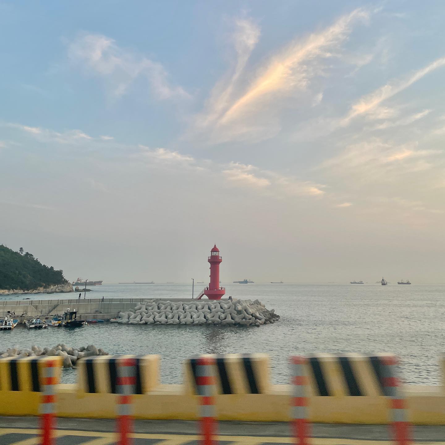 이번주 부터 장마 시작이래요☔️

저는 찝찝한걸 안좋아해서 비올때도 운동화 신는데 이번에 비가 많이 온다고 해서 레인부츠를 장만했답니당!☺️

덥고 습하겠지만 추욱 쳐져있지말구 기분좋게 즐겨 보아요!
다들 안전 조심하시고 빗길 조심하셔요!
다가오는 주일도 우리 힘차게 지내용🫶