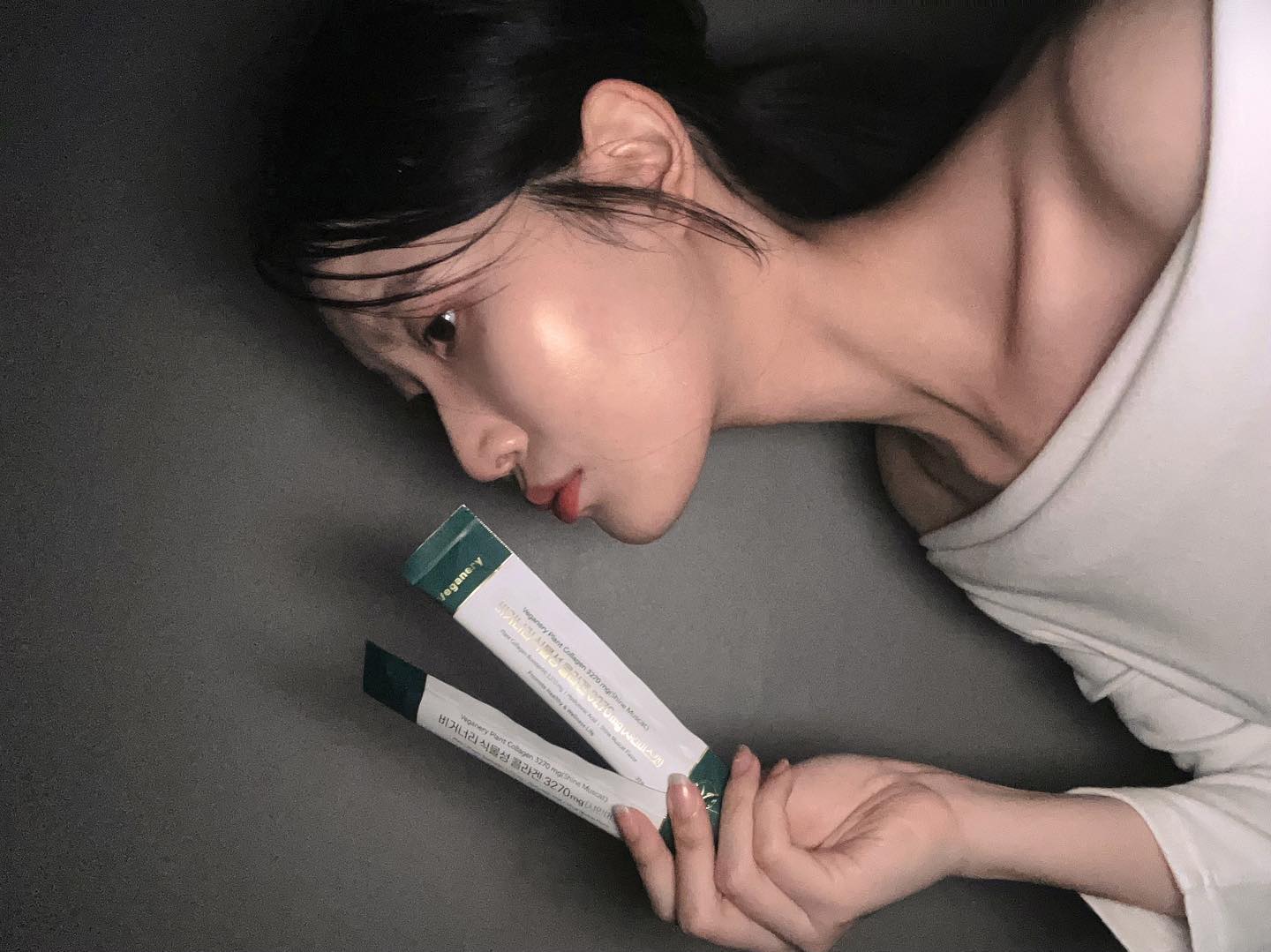 ☘️비거너리 콜라겐 부스터 젤리와 함께한지 3주차☘️
주변 사람들에게 피부에 광이 난다는 이야기를 자주 듣게 되다 보니 더욱 꼼꼼히 챙겨먹게 되었어용!!

🍽️그냥 먹어도 너무 맛있는 콜라겐 부스터 젤리를 좀 더 다양하게 즐기는 방법🍽️
냉장고에 넣어 두었다가 차가운 상태에서요거트에 토핑해서 먹거나 식빵에 싸서 먹으면 과일 요거트&샌드위치 저리가라하는 아주 맛있는 간식이 완성!! (,,> <,,)♡

dalba_piedmont veganery_official 
#veganery_by_dAlba #비거너리 #veganery #달바 #dalba #올리브영추천템 #다이어트유지템 #콜라겐부스터젤리 #피부관리템 #샤인머스켓젤리 #올리브영다이어트 #올리브영간식 #올리브영다이어트간식 #유지어터 #요거트토핑 #요거트토핑추천
