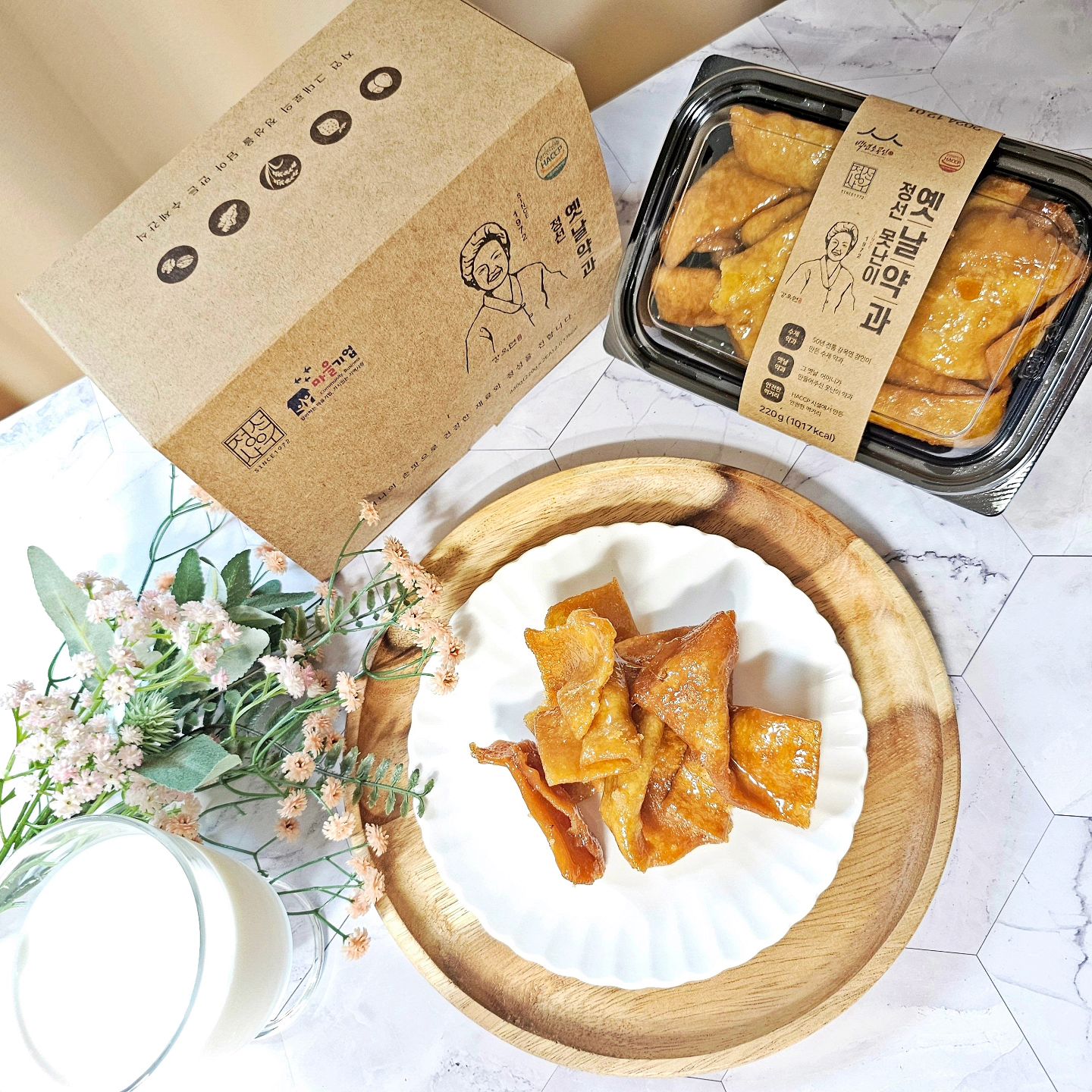 #협찬 이렇게 맛있는데 요게 몬난이 약과라고?
몬난이면 어때 맛있는데..

몬난이약과는 50년 전통 3대째 이어온 전통방식 그대로 만드는 정선사위 백년가게 수제 약과로 국산쌀 조청을 사용해 건강한 단맛!
물엿의 단맛은 더리가라!! 꾸덕함과 바삭함이 그대로!!

모양은제각각 수제반죽 튀기는것도 모양없이 그대로 만들어 옛날 약과 그대로 느낄수 있어서 어르신들 아이들 간식에 너무 좋아요.

js__cookies