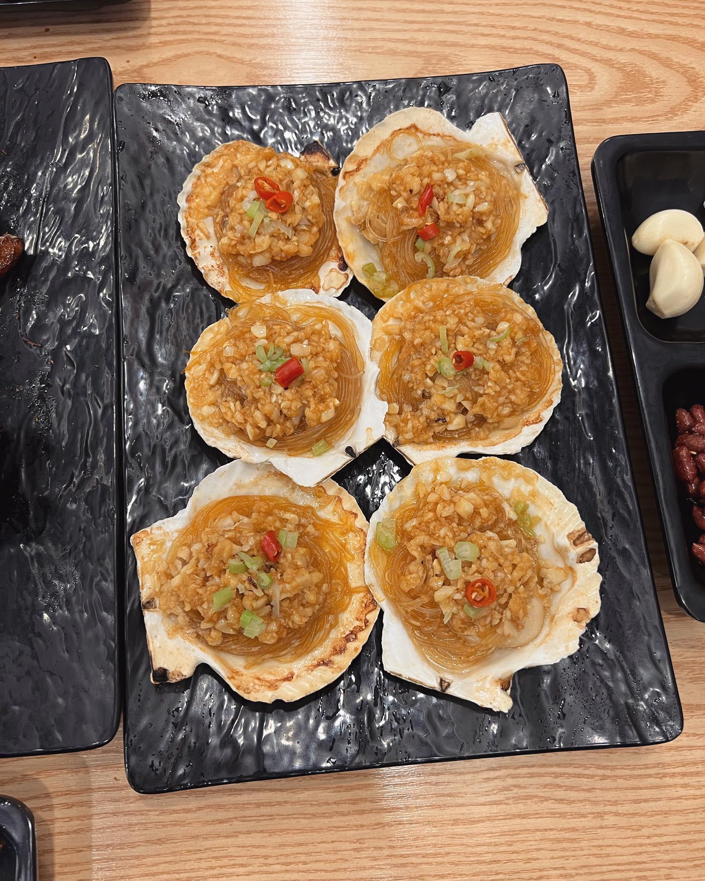 #협찬 #준하네포차건대점
[건대양꼬치거리의 보물같은 맛집]

같이 간 친구가 한국에서 먹은 중국음식점 중 1위로 꼽았답니다.. ㅋㅋㅋ

사장님한테 메뉴 추천 받았는데 우리 가게 음식은 다 맛있고 특색있어요!라고 말하시는데 자부심 넘치셔서 되게 멋있었어요. 그리고 실제로 진짜 다 맛있고 특색있었어요ㅎㅎㅎ

저는 가리비구이, 향라닭날개, 양꼬치, 닭뼈구이, 볶음밥과 중국 음료수를 먹었습니다

이 중 원픽은 가리비구이ㅠㅠㅜ 이런 거 처음 먹어봐요 진짜 토실하고 왕 큰 가리비에 당면, 마늘 가득~ 올려서 구운 음식인데 짱 맛있어요.. 마늘 맛 가득나는 가리비랑 당면을 한 입에 넣고 씹으면 풍미 미쵸따.. 향라닭날개는 말해모해.. 

닭뼈구이는 먹기 좋게 사장님께서 손질해주십니당ㅎㅎ이거는...볶음밥이랑 같이 먹으면 최고의 조합 자극적인 매운맛인데 씹다보면 달아요..! 이 맵단 공격에 정신없이 먹었어요

가리비구이랑 향라닭날개, 볶음밥은 중국 향신료 낯설어 하시는 분들도 걱정 아예 안하셔도 돼요! 건대 양꼬치 거리에서 준하네 포차 완전 추천해요><

#건대양꼬치거리맛집 #건대꼬치맛집 #건대가리비맛집 #향라닭날개 #준하네포차건대점 #양꼬치맛집 #가리비구이맛집 #향라닭날개맛집 #건대맛집 #건대술집 #건대중국요리맛집 #먹스타그램