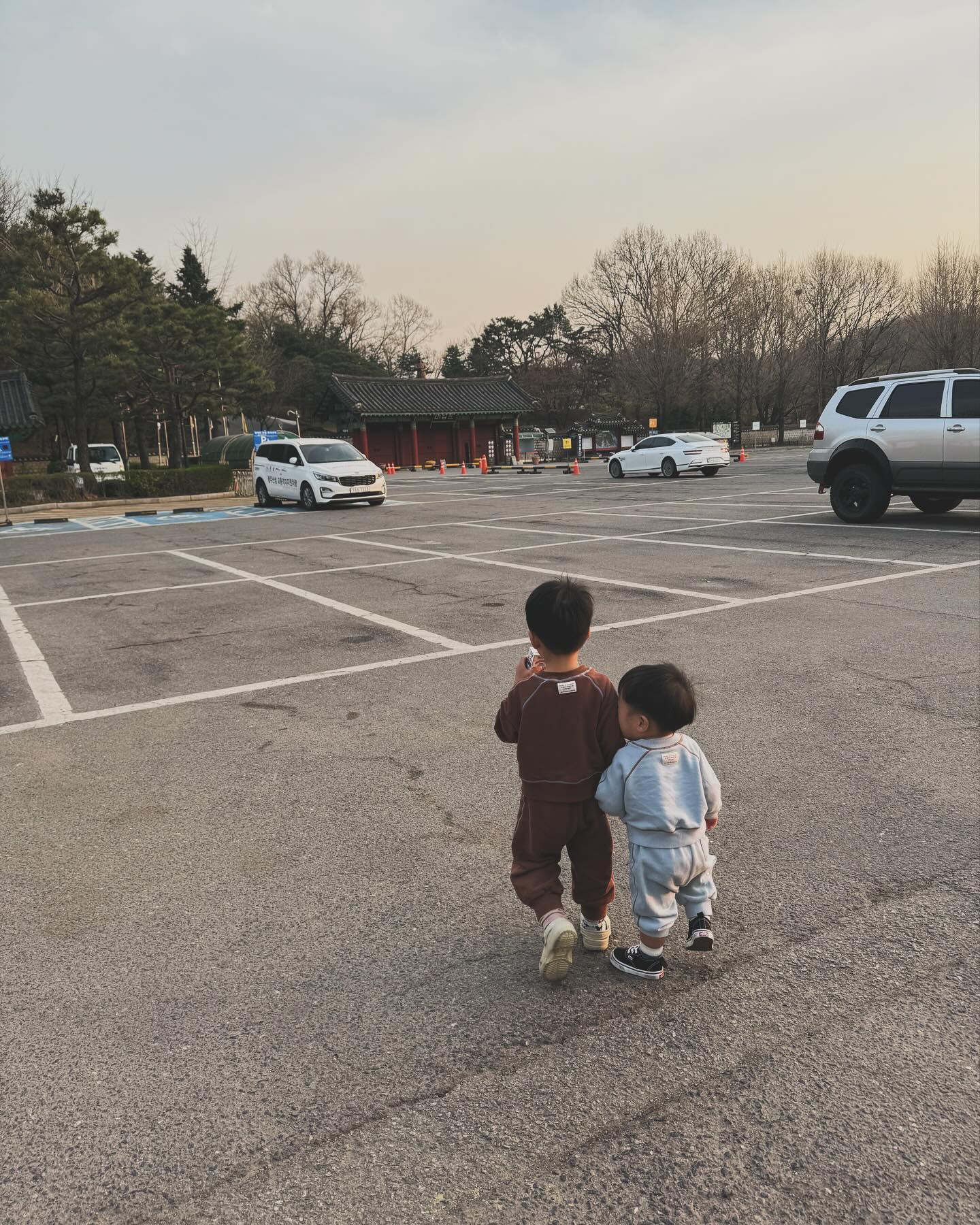 24.4.1~4.7 #베키위크 

1-2 하원 후 산책하던 평화로운 시간. 우유만 있다면 어디든 갈 수 있는
형제들의 빛나는 순간들 눈부시다
3. 엄마와 평일 데이트를 하고 인생 네 컷. 엄마의 뜨거운 응원은 나를 살게 한다
4-5 육아휴직을 마치고 복직을 하면서 아이들이 어린이집 문이 열리자마자 등원을 한다. 많은 울음과 슬픔과 기쁨과 사랑 그리고 고마움이 공존하는 시간 용기를 내주는 아이들을 위해 나도 용기를 내기로 했다
6. 남편이 작년에 이직을 했고 올해 승진을 했다 긴 출장과 긴 야근들을 견디고 퇴근하면 손만 겨우 씻고 아이들을 케어하는 멋진 남편
내가 또 힘 내야 하는 이유 ♡̵ 
7. 좋아하는 걸 좋아하기를 애쓰는 목요일의 나는 벚꽃이 만발한 합정의 rolled_paint 에 다녀와서 긴장되는 마음을 위로했지 
오후에 오신 올리부 상무님 못만나 아쉬웠지만 조만간 꼭 ♡̵ 
8.오전 필라테스의 마지막 날 이었던가 - 취미가 운동인 삶을 살고 싶은 
필린이 저녁반아 기다려 
9. 용기가 필요할때 꺼내는 #응원하는마음 놓치고 싶지 않아 이번달 필사를 시작했다 memyselfolive ♡̵ 
10. 교회에 가기전 벚꽃길을 넷이서 걷고 바닥에 흩날리는 꽃잎을 주웠다
아이들이 계절을 느끼고 변화를 알아채고 지금 내가 있는 곳에서의 아름다움 , 특별함을 만끽하는 삶을 살기를 바란다 
완이는 꽃을 주워 말씀맨(교회선생님)을 준다며 한시간가량 손에 꼭쥐고 있다가 말씀맨에게 전달했다 으쿠 스윗해 정말 

하루하루 설레임과 감사한일은 투성인데 다른 감정들에 가려져 
정작 느껴야 하는 것들을 놓치고 살아가기도 하는 것 같다 
행복은 내가 선택하는 것이니 나에게 펼쳐진 새로운 시간들을 용기있고 나답게  보내야지 , .ᐟ