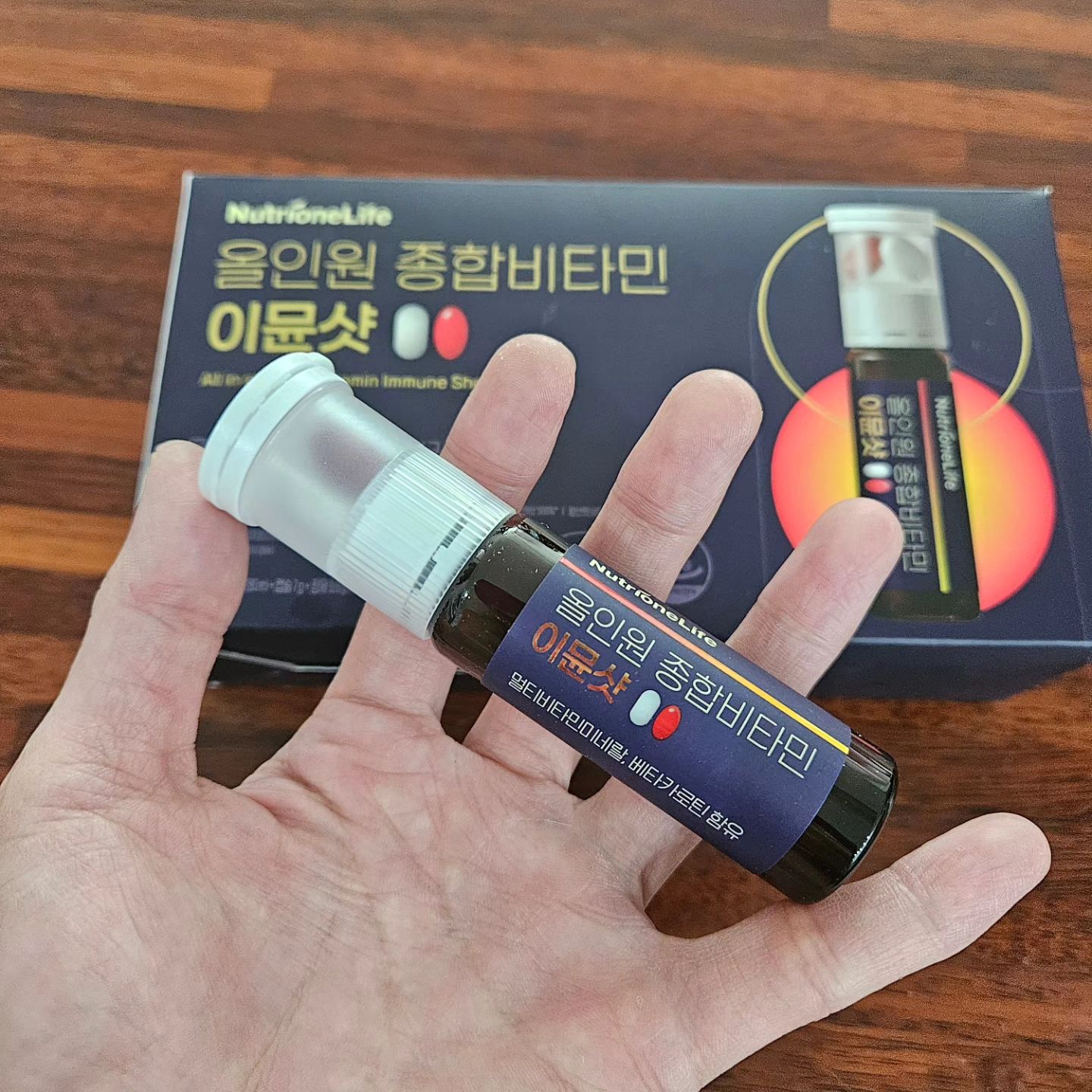 #광고 #뉴트리원

🌳 뉴트리원 올인원 종합비타민 이뮨샷

매일 피곤하고 활력없는 일상에 날씨까지 추워지니
저는 더욱 생기가 없는데요, 활기찬 하루를 위해
비타민은 알아보던중 요즘 완젼 핫한 이효리님이
새 모델로 활동중인 이효리 이뮨비타민을 선택해서
먹어보았어요!! 활기 넘치는 효리님 비타민이라니
더욱 기대가 컷는데요, 뉴트리원 올인원 종합비타민 이뮨샷 은 고함량 액상 비타민으로 한국인의 영양과 에너지 밸런스를 위한 12종 비타민과 8종 미네랄을 함유, 부드럽고 빠른 흡수로 지친 일상에 활력을줘요!!! 
뉴트리원 올인원 종합비타민 이뮨샷은
에너지 대사를 위한 고함량 7종 비타민B군의 최대 3500% 로 가득 채웠으며 항산화를 위한 2종 비타민과 3종 미네랄
함유로 현대인들의 유해산소(활성산소)를 제거, 세포를 보호하는 항산화 영양소를 알맞게 담았어요!!!
또한, 정상적인 면역기능과 기초건강을 위한 3종 비타민,
5종 미네랄(아연, 비타민D, 비타민k, 망간, 베타카로틴)이
함유되어 뼈건강과 눈건강까지 케어해주며 꼼꼼하게 선택한
4종 부원료 ( 과라나추출분말, 타우린, 아이노산혼합제제, 아르기닌)까지 함유되어 우리몸에 종합적으로 영양을 채워 생기있고 활력찬 하루를 선사해요.
올인원 이뮨샷은 정제와 캡슐, 액상으로 구성되어있고요,
작은 사이즈의 정제가 목넘김이 편하며 액상과 함께
부드럽게 섭취할 수 있어요!!! 저는 올인원 이뮨샷을
매일 1개씩 꾸준하게 섭취하고 있는데요, 
상큼한 과일맛이라 맛있게 먹을 수 있고 휴대도 간편하며
매일 챙겨 먹으니 일에 집줌도 잘되고 활력이 생겨
너무 만족되서 꼬박꼬박 챙겨먹게 되더라고요!!
요즘 날씨까지 추워서 꼼짝하기 싫은데 활력이 생기니
안챙겨 먹을수가 없어요!!! 
저는 뉴트리원 올인원 종합비타민 이뮨샷을 주변 지인분들에게도 추천하고 선물도 하는데 다들 만족하고
좋아하더라고요!!! 매일 피곤한 직장인이나 수험생,
기력을 챙겨야하는 부모님 등 선물하기에도 딱이에요!!!
지친 일상에 뉴트리원 올인원 종합비타민 이뮨샷을
나에게도 선물하고 지인분들에게도 선물해서
활력을 챙겨보세요!!!
.
.
#nutrione #뉴트리원라이프 #이효리마시는비타민 #이효리이뮨샷 #이효리이뮨비타민 #이효리액상비타민 #이효리이뮨영양제 #종합비타민추천 #멀티비타민 #이뮨비타민