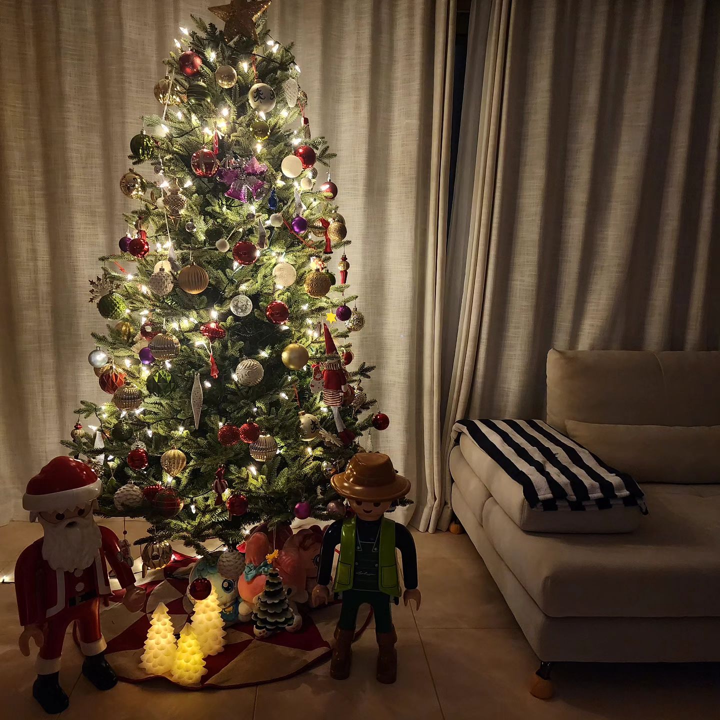 #크리스마스트리 #🎄

올해도 어김없이 이쁜드레스가 선물이라는 유하💛