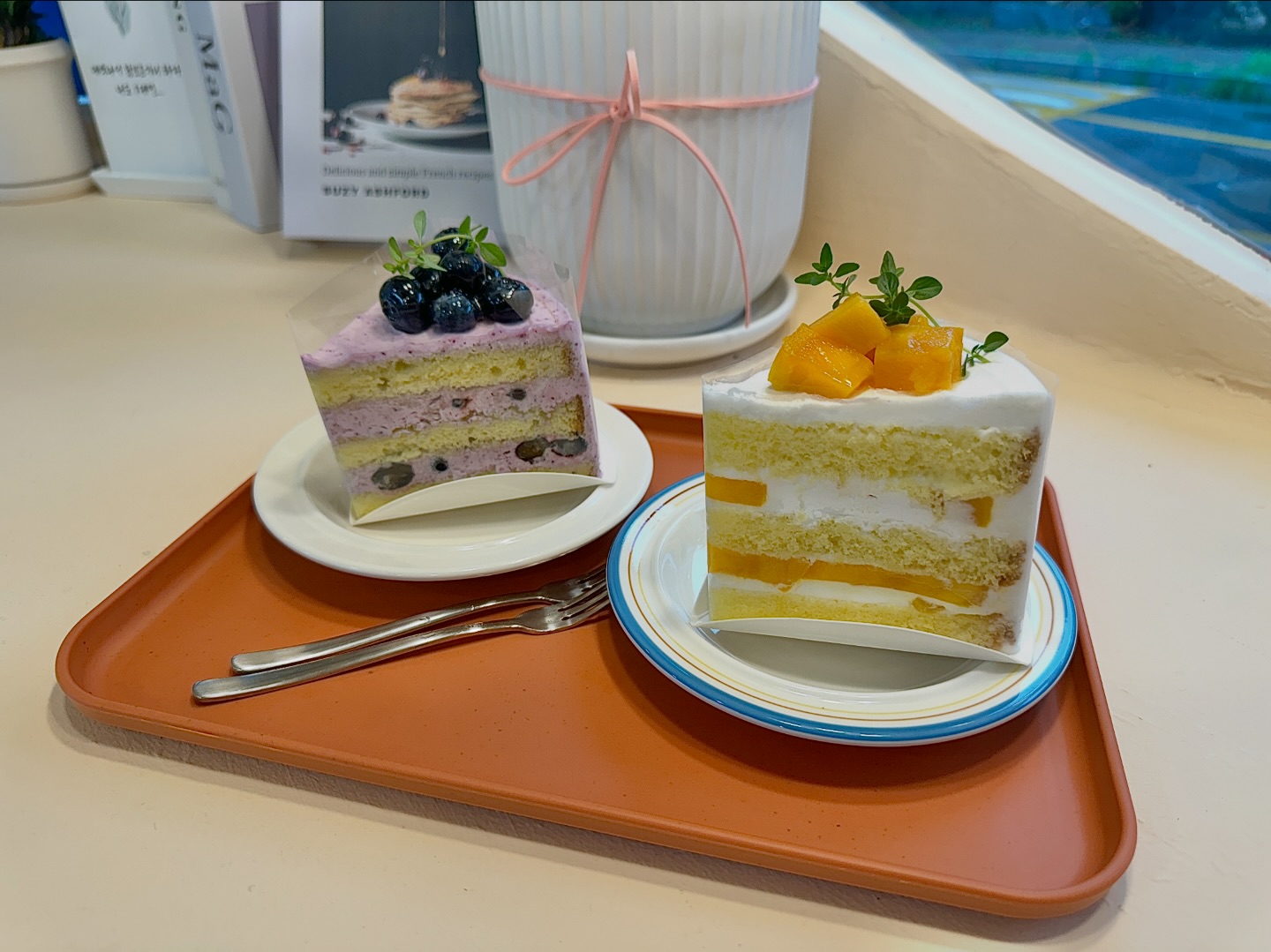 🍰미클라르 케이크🍰

•블루베리요거트
•순구우유망고

•월-금 11:30-18:30
  토-일 11:30-16:00
매달 첫 번째 월요일 정기휴무 주문 케이크 픽업 시 시간 조율 가능!
📞0507-1438-9094
📍테이크아웃 할인, 포장, 배달, 예약 가능
📍경기 고양시 일산동구 대산로11번길 48-32 1층

#밤리단길 #밤리단길케이크 #밤리단길케익 #밤리단길카페 #밤리단길맛집 #데이트코스 #밤리단길디저트 #밤리단길데이트 #일산케이크 #일산수제케이크 #케이크주문제작 #밤리단길추천 #미클라르케이크 #미클라르
