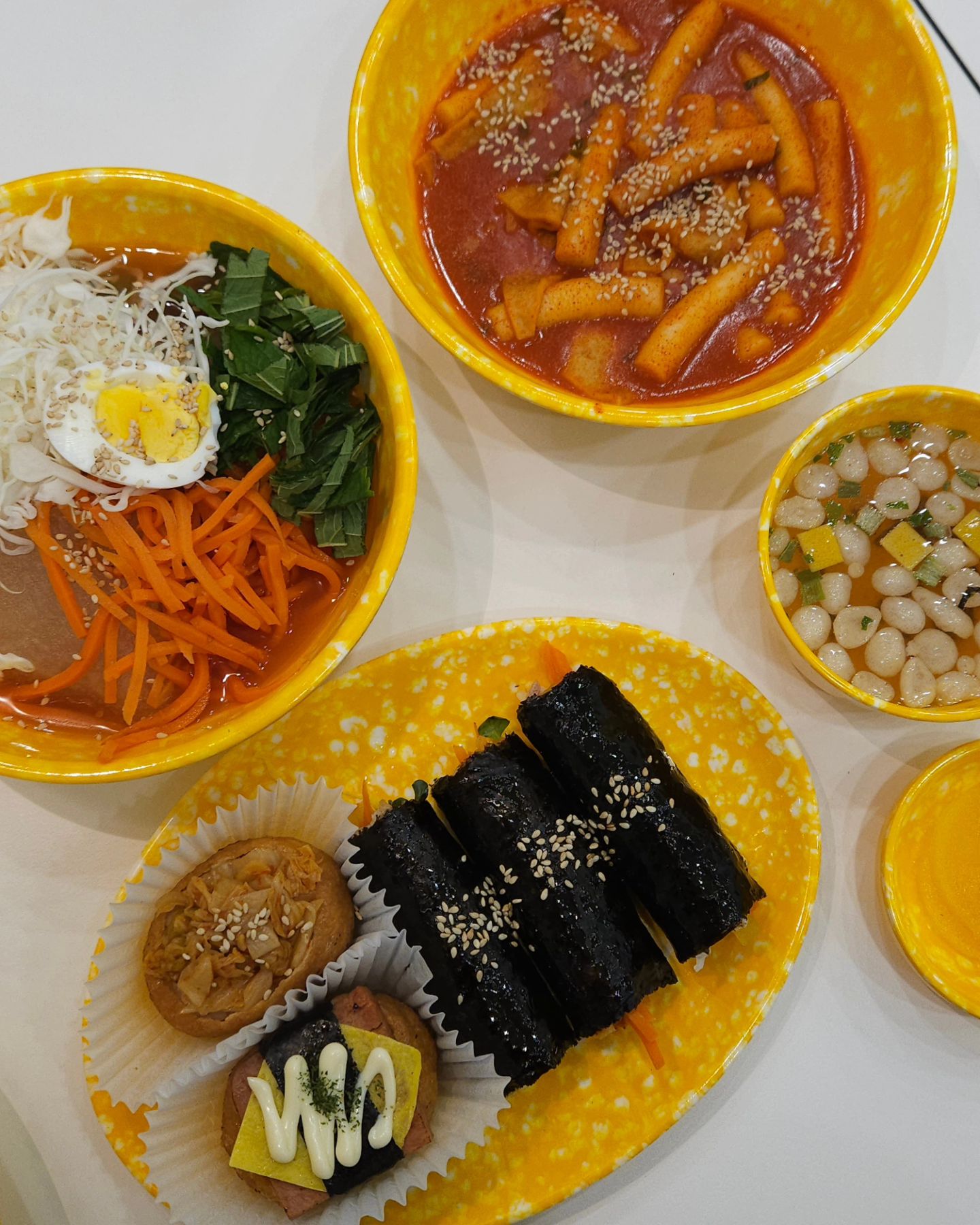 #협찬 :)

아이들도 좋아하는 김밥계의 에르메스 '🐤병아리 김밥' 을 소개합니다💛

병아리 김밥집 네임처럼 내부가 노랑노랑 곳곳에 포인트가 많더라구요~

어른도 좋아하지만, 아이들도 좋아할 수 밖에 없겠어요~😊

병아리 김밥 먹고 돌아가는길에 '엄마 병아리 김밥 사줘~~' 하는 친구를 두 친구나 지나쳤어요☺️

아이들 사이에서 병아리 김밥이 인기가 좋은가봐요!

김밥 종류는 크기가 작고 아담해서 아이들이 먹기도 편하고,

저 같은 경우에는 다양한 맛을 볼 수 있어서 좋았습니다👍

테이크아웃도 물론 가능하지만 가게 내부에 아이들이 먹을 수 있도록 사이즈별로 준비되어 있던 앞치마까지~

세심한 배려가 느껴져서 좋았던 병아리 김밥 꼭 방문해보세요🐤

#병아리김밥동탄레이크꼬모점#동탄레이크꼬모김밥#동탄레이크꼬모분식#동탄레이크꼬모맛집#동탄레이크꼬모맛집추천