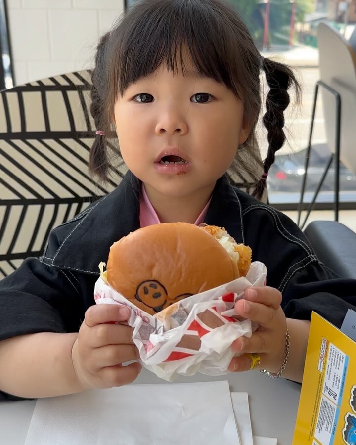 ”엄마 햄버거 먹고싶어“라던 냐니
 먹을 수 있는 거 알려달라며
햄버거를 직접 골랐지요 :)
처음으로 햄버거 반개 먹고 아이스크림까지 클리어!
뭐든 잘먹어주니 좋구나💛
#외식메뉴하나추가요 #냐니픽음식 #짜장면치킨햄버거 #딸이랑데이트