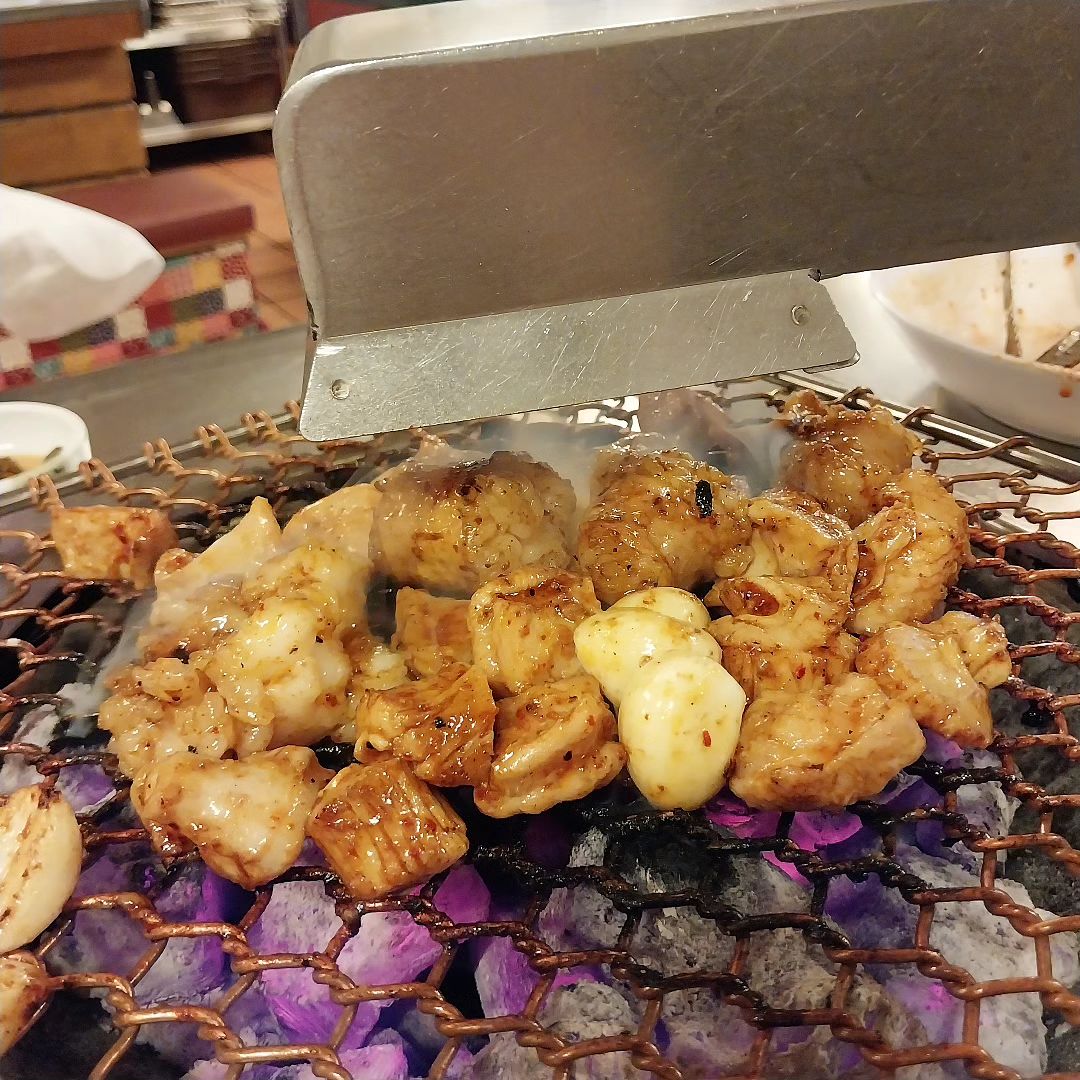 #협찬 #세광양대창안산점
요즘 #통대창  유행이죠! 
잡내없이 맛나게 먹을 수있는 곳을 찾았어요👍
고잔신도시 폴리타운 근처에 위치한 #세광양대창 입니다
숯불 맛 제대로에 특제 소스 양념맛이 끝내줘요
맛에 완전 반함🤩
모듬구이와 함께 치즈 추가한 #양볶음밥 예술입니다😆
환풍 시설이 하향식으로 되어 있어서 
시선을 가리지 않고 실내는 쾌적하고 직원 분들도 친절해요
친구들과 술 마시기 딱 좋은 찐 맛집입니다💯
우리가 먹은 #특양구이 #대창 #막창 모듬구이외에도 곱창전골 김치우동 냉면 계란찜 등 식사 메뉴도 있어요

 #안산곱창 #안산대창 #안산막창 #안산곱창전골 #안산맛집 #고잔동맛집 #고잔동곱창 #고잔동막창  #고잔동대창 #고잔동곱창전골 #안산회식장소 #안산회식 #레트로감성 #JMT #안산데이트코스 #먹스타그램